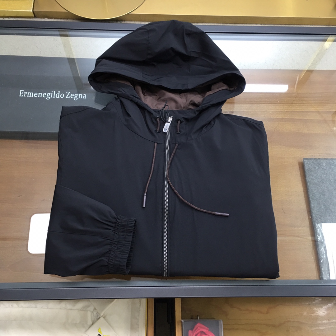 NO:596738,New jacket 'Zegn...' - Rarely released through trading company channels, and sold simultaneously on the official website!  New men's jacket, high-end version!  The fabric is customized at the counter. The fabric is imported elastic polyester fiber and spandex, which is highly breathable and comfortable. The details are impeccable. The design concept of brand elements on the chest and the sleeves are spliced ​​with classic white contrasting colors, reflecting high quality. It feels delicate and soft!  It presents a casual cut and the upper body shape is awesome!  Size M-3XL-complete standard color black.,,jackets & coats,jackets & coats,alexander wang19860909新品夹克《Zegn...》- 贸易公司渠道稀出,同步官网发售！新款男士外套,高端版本！专柜定制面料 ,面料进口弹力聚酯纤维加氨纶透气舒适度高,细节无可挑剔,胸前品牌元素设计理念,袖子拼接经典白撞色,体现高品质.手感细腻柔软！呈现休闲裁剪,上身版型超赞！ 码数M-3XL-标齐全 颜色黑色.,,jackets & coats,jackets & coats,alexander wang,Men's clothing