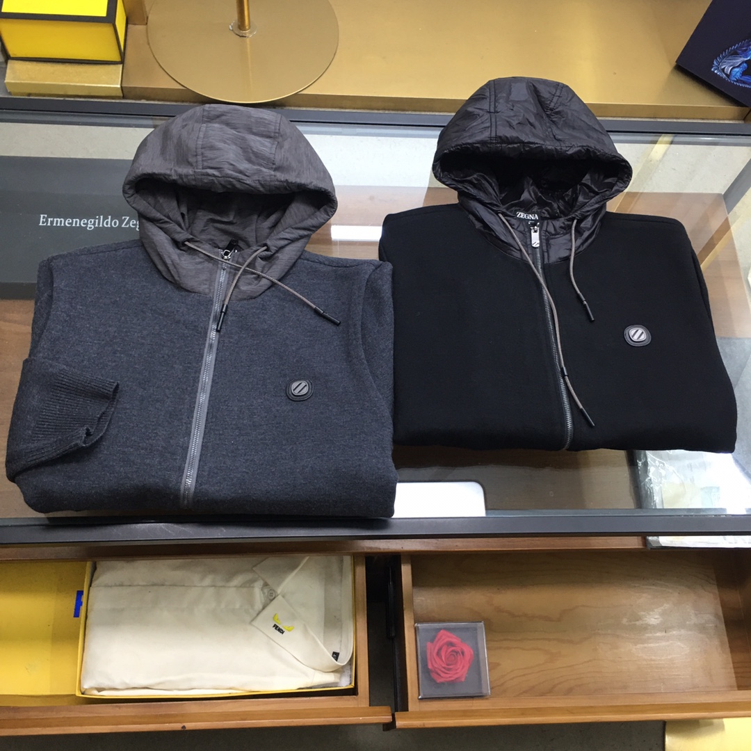 NO:596741,New product launch 'Zegn...' - New product] Hong Kong Matheson Co., Ltd. channel product, autumn and winter new Zeg*a men's sports and casual hooded knitted jacket and sweatshirt. A treasure-level functional equipment that combines fashion sense and technology sense to create a unique styling item. The overall outline tends to be minimalist, and the colors are universal and versatile, making it extremely practical to wear!  The new patented high-tech knitted fabric developed by KeGong Z has high-density windproof properties, excellent breathability, extremely delicate touch, excellent skin-friendliness, and excellent warmth retention!  The details are excellent, and craftsmanship is evident everywhere. The accessories are all customized, the fashionable hooded drawstring design, the hem threaded waist detail processing, and the unique three-dimensional pocket design is very user-friendly!  The color matching is versatile and suitable for all kinds of daily wear. It can be used in any occasion, including business commuting, leisure outings, outdoor sports, etc. The upper body effect is smart and stylish, and the wardrobe is perfect for business casual and high attendance!  Color black gray Size 48 50 52 54 56 Size data Size 48: Bust 108cm - Length 63cm - Shoulder width 42cm - Sleeve length 63cm Size 50: Bust 112cm - Length 64cm - Shoulder width 43cm - Sleeve length 64cm Size 52: Bust 116cm - Length 65cm - Shoulder width 44cm - Sleeve length 65cm  Size 54: Bust 120cm - Length 66cm - Shoulder width 45cm - Sleeve length 66cm Size 56: Bust 124cm - Length 67cm - Shoulder width 46cm - Sleeve length 67cm.,,hoodie,sweatshirts,jackets & coats,jackets & coats,hats,alexander wang19860909新品上市 《Zegn...》 -新品】香港洋行公司渠道货,秋冬新款Zeg*a男士运动休闲连帽针织夹克外套卫衣.集时装感与科技感的一款宝藏级功能型装备,塑造出别具一格的造型单品,整体的轮廓趋于简约派,颜色皆属于万能百搭配色,实穿性极强！客供Z家新型专利研发的高科技针织面料,具备高密度防风属性,且透气性极为优越,触感极为细腻,亲肤性非常优越,保暖性亦绝佳！细节极为出色,处处彰显出匠心工艺,辅料皆为专属定制,时尚连帽抽绳设计,下摆螺纹收腰细节处理,别致立体口袋设计非常人性化！配色万能百搭,符合日常各种穿搭,驾驭任何场合,商务通勤、出街休闲、户外运动等,上身效果干练有型,衣橱商务休闲绝佳的高出勤率！ 颜色黑色 灰色 尺码48 50 52 54 56 尺码数据 48码:胸围108cm-衣长63cm-肩宽42cm-袖长63cm 50码:胸围112cm-衣长64cm-肩宽43cm-袖长64cm 52码:胸围116cm-衣长65cm-肩宽44cm-袖长65cm 54码:胸围120cm-衣长66cm-肩宽45cm-袖长66cm 56码:胸围124cm-衣长67cm-肩宽46cm-袖长67cm.,,hoodie,sweatshirts,jackets & coats,jackets & coats,hats,alexander wang,Men's clothing