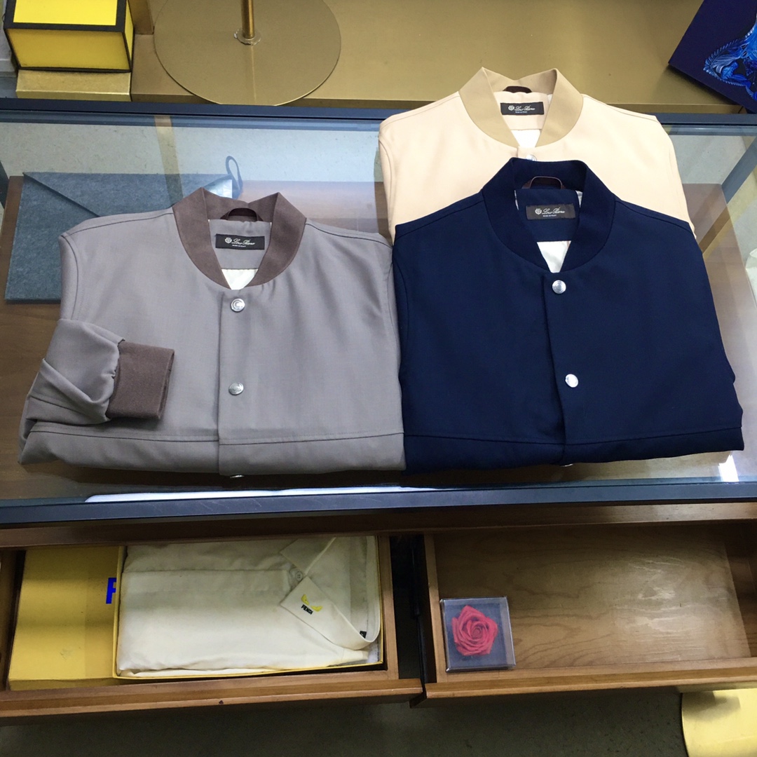 NO:596744,New products at the counter 'LP' [New products] Premium products from trading company channels, from well-known families, new autumn and winter Lo*o Pi*na Men's Business Casual Baseball Collar Jacket. It is a typical Italian style fashion. It is very sophisticated in terms of fabric selection and craftsmanship. It is very in line with the aesthetic tone of the LP family. It is low-key and luxurious, elegant and noble. Every detail is a testament to the brand's own high-end sense. The whole body interprets the Italian minimalist, capable and outdoor functional style to the extreme. It is both solemn and harmonious, and the upper body is full of style! A treasure-level functional equipment that combines fashion sense and design sense, creating a unique style item, improved pilot shape design, classic baseball collar design, retro and age-reducing but very fashionable, the cuffs and hem are spliced ​​with elastic thread details, and classic diagonal pockets are embellished! Composite functional technical fabrics imported from Italy, with outdoor light functional effects, excellent windproof and waterproof properties, excellent breathability, first-class texture, superior stiffness, thin cotton lining, and plaid lining are embellishments that belong to a perfect family inheritance, quite elegant and fashionable! The color is light and versatile, the cut is smart and neat, the upper body instantly highlights the spirit, the style is full, and it can easily control various body types. It is a jacket that perfectly combines business commuting and outdoor leisure. It is a piece of equipment with extremely high wearability and attendance rate! Color Navy Khaki Size 48 50 52 54 56 Size data Size 48: Bust 104cm - Length 66cm - Shoulder width 44cm - Sleeve length 62cm Size 50: Bust 108cm - Length 67cm - Shoulder width 45cm - Sleeve length 63cm Size 52: Bust 112cm - Length 68cm - Shoulder width 46cm - Sleeve length 64cm Size 54: Bust 116cm - Clothing length 69cm - Shoulder width 47cm - Sleeve length 65cm Size 56: Bust 120cm - Clothing length 70cm - Shoulder width 48cm - Sleeve length 66cm..,,loro piana,jackets & coats,jackets & coats,alexander wang19860909专柜新品 《LP》【新品】贸易公司渠道臻品,系出名门,秋冬新款Lo*o Pi*na男士商务休闲棒球领夹克外套.颇具意大利典型风格的时装,在面料选取和工艺方面都相当考究,极符合LP家族美学基调,低调且奢华,优雅且高贵,每一个细节都在力证品牌自身的高级感,通体将意式的极简、干练和户外功能性风格极致诠释,亦庄亦谐,上身型款十足！集时装感与设计感的一款宝藏级功能型装备,塑造出别具一格的造型单品,改良式的飞行员造型设计,经典的棒球领设计,复古减龄又非常时髦,袖口与下摆运用松紧螺纹细节拼接,经典斜插式口袋点缀！意大利客供进口复合功能性科技面料,具备户外轻型功能效果,具备的防风防水特质,透气性绝佳,质感一流,挺括性优越,內里夹薄棉,里衬格纹布的点缀属于完美式家族式传承,颇为优雅且时髦！配色轻熟百搭,版型剪裁干练利落,上身瞬间凸显出精神感,型款十足,轻松驾驭各种身型,商务通勤与户外休闲完美兼备的一款外套,属于实穿性出勤率极高的一款装备！ 颜色藏青色 卡其色 尺码48 50 52 54 56 尺码数据 48码:胸围104cm-衣长66cm-肩宽44cm-袖长62cm 50码:胸围108cm-衣长67cm-肩宽45cm-袖长63cm 52码:胸围112cm-衣长68cm-肩宽46cm-袖长64cm 54码:胸围116cm-衣长69cm-肩宽47cm-袖长65cm 56码:胸围120cm-衣长70cm-肩宽48cm-袖长66cm..,,loro piana,jackets & coats,jackets & coats,alexander wang,Men's clothing