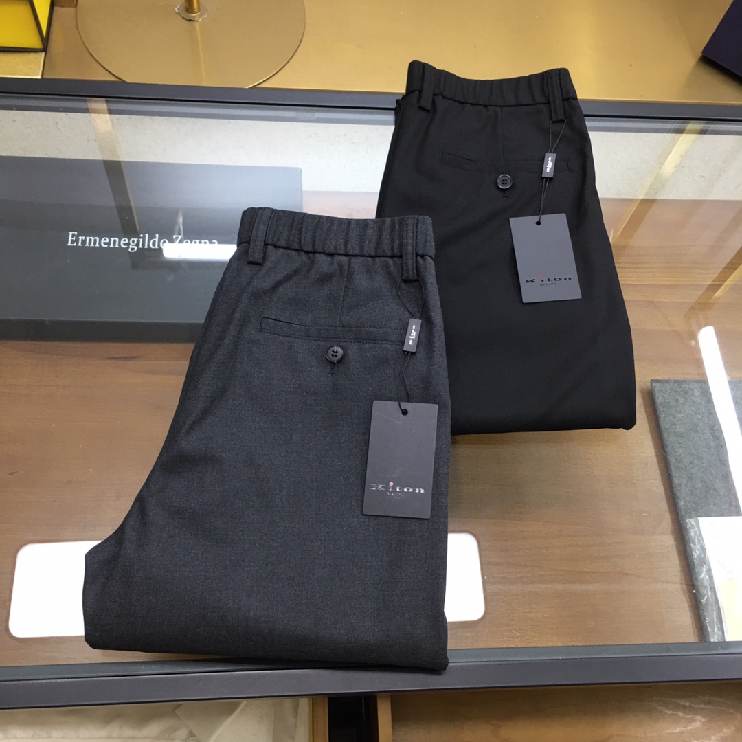 NO:510703,New counter product 'Kiton' 25 autumn and winter perfectionist Kiton high-end business trousers, Italian OEM orders, simple and high-end urban temperament style, its excellent matching ability is unquestionable, low-key and luxurious quality, hip-lifting slim and straight-fitting design, a must-have for business handsome men!  A high-end business trousers, with minimalist trouser body shape and red metal button logo embellishment, the ultimate high-end comfortable experience. The upper body style is extremely outstanding, with extremely excellent tailoring, with a strong drooping feeling, exquisite, capable and neat, slim and three-dimensional, and the legs will also look very good. The cost-effectiveness is extremely high, the quality is excellent, and the matching performance is even more powerful. It can be said that no man can resist the temptation of this style, and no man does not want to have such a trouser item. The cut and design of the whole trouser is very unique, with minimal design style, no need to emphasize the specifications and prices. Those who are interested will peek at your taste. People who know the goods will see through your style at a glance, whether it is matched with short-sleeved shirts, suits, fashion, board shoes, leather shoes, leather boots, casual shoes, they will be very ideal and perfect items.  The top-grade polyester fiber spandex blend fabric has the best breathability, toughness, drape and texture, and the texture is already full of texture. The drape is natural and the touch is extremely wonderful. Only this material can make this style perfect interpretation!  Size 30-36 Color Black Gray Size 30 Waist 76 Hip 100 Thigh circumference 54 Thigh circumference 105 Size 31 Waist circumference 80 Size 104 Thigh circumference 56 Size 106 Size 32 Waist circumference 84 Hip circumference 108 Thigh circumference 58 Size 107 Size 33 Waist circumference 88 Size 112 Thigh circumference 60 Size 108 Size 34 Waist circumference 92 Size 116 Thigh circumference 62 Size 108 Size 36 Waist circumference 96 Hip circumference 120 Thigh circumference 64 Size 109  Size recommended to wear 30 sizes within 125 catties, 31 sizes within 125-135 catties, 32 sizes within 135-145 catties, 33 sizes within 145-155 catties, 34 sizes within 155-165 catties, 35 sizes within 165-175 catties, 36 sizes within 175-185 catties.,,boots,shirts,T-shirt,business suit,alexander wang19860909专柜新品 《Kiton》 25秋冬新款完美主义者Kiton高端商务西裤,意大利代工订单,简约高级的都市气质风范,其出色的搭配能力毋庸置疑,低调奢华品质感,提臀修身小直筒设计,商务型男必备！ 一款高端商务西裤,极简的裤身造型,红色金属纽扣LOGO标识点缀,极致高档的舒适体验上身的版型极其的出众,剪裁的效果极为精良,贴身,垂感棒,精湛,干练利落,修身立体,腿型也会呈现的非常好看.性价比极高,品质超赞,搭配性能更是极强.可以说没有一个男人可以抗拒此款的诱惑,也没有一个男人不想拥有这样一款裤装单品.整款西裤的剪裁与设计都非常的别致,极简的设计风格,无需强调的规格与价位,有心的人会偷窥您的品位.识货的人一眼看穿你的格调,无论是搭配短袖,衬衫,西装,时装,板鞋,皮鞋,皮靴,休闲鞋,都会非常理想,完美的单品. 顶级聚酯纤维氨纶混纺面料,透气感,韧性以及垂感还有质感都是顶尖的,质感已经爆棚.且垂感自然,触感极度美妙,也只有这种材质,才能将此款的版型做到一个完美的诠释！尺码30-36 颜色黑色 灰色 30码 腰围76 臀围100 大腿围54 裤长105 31码腰围80 臀围104 大腿围56 裤长106 32码 腰围84 臀围108 大腿围58 裤长107 33码 腰围88 臀围112 大腿围60 裤长108 34码 腰围92 臀围116 大腿围62 裤长108 36码 腰围96 臀围120 大腿围64 裤长109 尺码推荐125斤以内穿30码,125-135斤穿31码,135-145斤穿32码,145-155斤穿33码,155-165斤穿34码,165-175斤穿35码,175-185斤穿36码.,,boots,shirts,T-shirt,business suit,alexander wang,Men's clothing