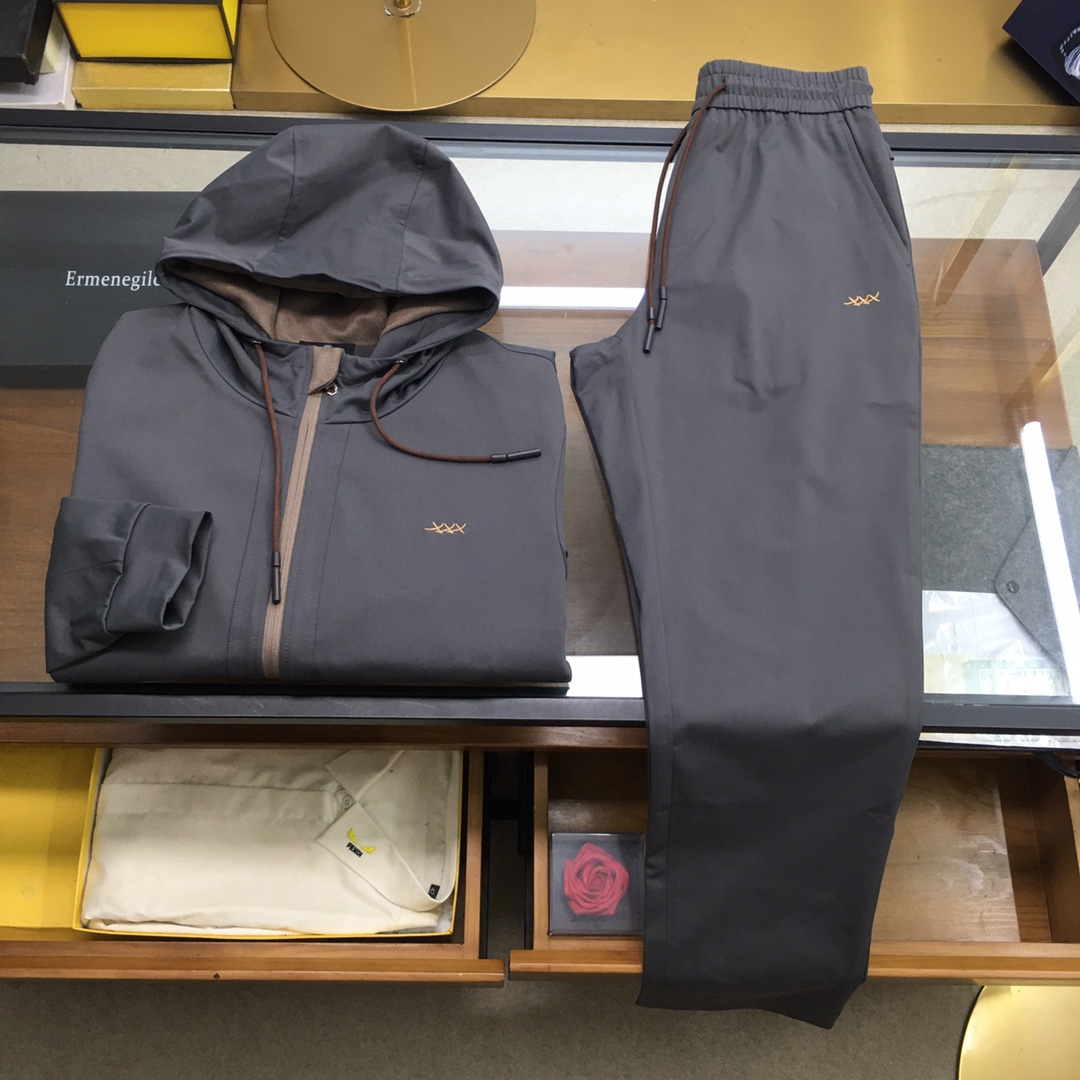 NO:600033,Counter suit jacket and pants 'Zzegn...' can be sold separately. 2025S autumn and spring new counter suit!  Fashionable casual jackets and urban casual sports suits!  The hooded sweatshirt jacket is more age-reducing. You must have a set of autumn and winter sports suits. It is not only comfortable to wear but also very versatile. We highly recommend fashionable sports suits for the new season. The simple solid color design and the XXX embroidery design on the chest make the entire upper body of the suit more stylish and full of energy!  Going out in autumn and winter, the upper body has a sporty and fashionable sense!  The fabric of this suit is comfortable and stylish!  The XXX logo is embroidered on the chest and is designed with diagonal pockets on both sides. The three-dimensional shape is exquisite and not easy to wrinkle. The upper body is comfortable but soft, skin-friendly and delicate. It has strong breathable and moisture-absorbing properties during exercise. It is very comfortable to wear next to the body without any discomfort at all!  Very fashionable and highly recognizable, with exquisite workmanship and perfect sense of detail!  The cutting, sewing and silhouette work very well, highlighting the body proportions!  The style is very fashionable and youthful. It is also the kind of item that everyone needs. It is basic and versatile and has detailed elements. It can be said to be the general trend in the current fashion circle, and it is also a fashion vane. It is a very good choice for home/leisure/sports/daily life!  Jacket, black or gray 48-56, sweatpants, black or gray 48-56, size recommendation (standard version) Height 174kg, try on L size!  Size 48, shoulder width 45, bust 104, length 63, sleeve length 60; waist 78, hip 104, trouser length 100; size 50, shoulder width 46, bust 108, length 64, sleeve length 61; waist 82, hip 108, length 101 pants; size 52, shoulder width 47, bust 112, length 65, sleeve length 62; waist 86, hip 112, length 102 pants;  Size 54, shoulder width 48, bust 116, length 66, sleeve length 63; waist 90, hips 116, pants length 103; size 56, shoulder width 49, bust 120, length 67, sleeve length 64; waist 94, hips 120, length 104; .,,hoodie,sweatshirts,jackets & coats,hats,alexander wang19860909专柜套装外套 裤 《Zzegn...》可拆卖. 2025S秋春专柜新品套装！时尚休闲外套 都市休闲运动套装！连帽卫衣外套比较减龄,秋冬运动套装一定拥有一套,不仅穿着舒适而且也很百搭,新一季力推款时尚运动套装,简约的纯色设计,胸口XXX刺绣设计 让整款套装上身更具型格,精气神十足！秋冬出街,上身带有运动感 时尚感！ 此款套装面料质感舒适有型！胸前XXX标志刺绣点缀 双侧斜插口袋设计.版型立体精致不易起皱,上身舒适却不失柔软度,亲肤细腻,在运动时起到透气吸湿的强悍性能,贴身穿着都非常舒适,毫无不适感可言！非常时尚且极具奢华辨识度,精湛的做工与完美至极的细节感！剪裁缝制以及廓形的效果甚好,凸显身材比例！版型非常时尚显年轻,也是人人都需要的那种单品,又基础百搭又有细节化元素,可以说是目前时尚圈的大势,更是流行风向标,居家/休闲/运动/日常都是非常不错的选择！ 外套,黑色、灰色48-56, 卫裤,黑色、灰色48-56, 尺码推荐（标准版型） 身高174-斤,试穿L码合适！ 48码肩宽45胸围104衣长63袖长60；  腰围78臀围104裤长100； 50码肩宽46胸围108衣长64袖长61； 腰围82臀围108裤长101； 52码肩宽47胸围112衣长65袖长62； 腰围86臀围112裤长102； 54码肩宽48胸围116衣长66袖长63； 腰围90臀围116裤长103； 56码肩宽49胸围120衣长67袖长64； 腰围94臀围120裤长104；.,,hoodie,sweatshirts,jackets & coats,hats,alexander wang,Men's clothing