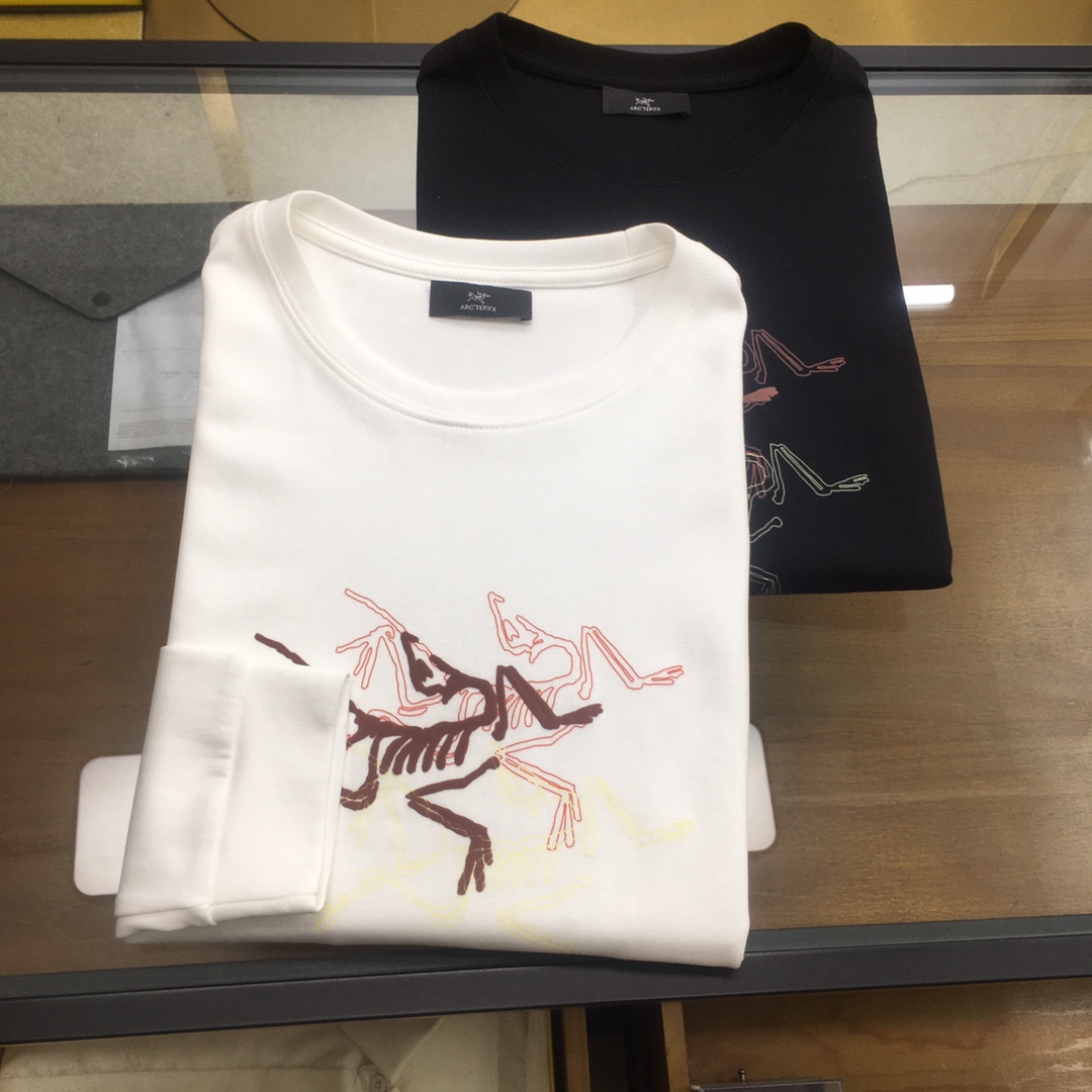 NO:119779,New product [Famous...] 2025 season fashion long-sleeved sweatshirt high-end customized classic series, fashionable and stylish classic round neck style, simple and generous, classic brand high-end LOGO design on the chest, high-end inner lining is excellent, anti-static feel is comfortable and smooth, excellent style, crisp and stylish, street sports versatile item, low-key but luxurious, trendy men's must-have counter size M-4XL [Please report height and weight if order]...,,hoodie, sweatshirts, alexander wang19860909新品【始祖...】 2025季时尚长袖卫衣 高端定制经典系列,时尚有型 经典圆领款式,简单大方,胸前经典品牌高档LOGO设计 采用高档内里保暖极佳 可防静电手感舒适顺滑 ,版型超赞 挺括有型 ,街头运动百搭单品,上身低调而不失奢华,潮男必备款专柜尺码M-4XL【下单请报身高体重】..,,hoodie,sweatshirts,alexander wang,Men's clothing