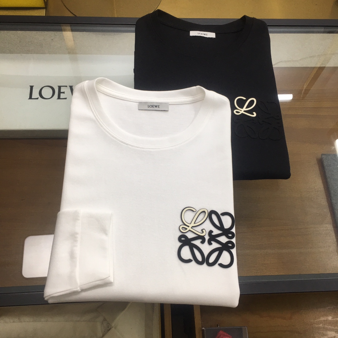 NO:119785,New product [Loew...] 2025 season fashion long-sleeved sweatshirt high-end customized classic series, fashionable and stylish classic round neck style, simple and elegant, classic brand high-end LOGO design on the chest, adopts high-end inner lining, excellent anti-static feel, comfortable and smooth, excellent style, crisp and stylish, street sports versatile item, low-key but luxurious, trendy men's essential counter size M-4XL [Please report height and weight if order]...,,loewe,hoodie,sweatshirts,alexander wang19860909新品【Loew...】 2025季时尚长袖卫衣 高端定制经典系列,时尚有型 经典圆领款式,简单大方,胸前经典品牌高档LOGO设计 采用高档内里保暖极佳 可防静电手感舒适顺滑 ,版型超赞 挺括有型 ,街头运动百搭单品,上身低调而不失奢华,潮男必备款专柜尺码M-4XL【下单请报身高体重】..,,loewe,hoodie,sweatshirts,alexander wang,Men's clothing