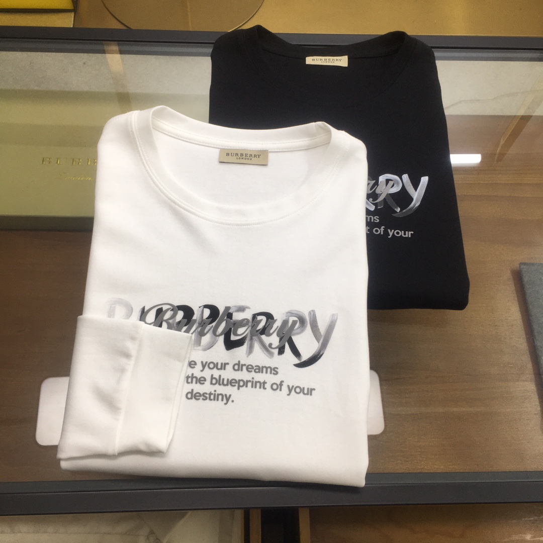 NO:119788,New product [Burber...y] 2025 season fashion long-sleeved sweatshirt high-end customized classic series, fashionable and stylish classic round neck style, simple and elegant, classic brand high-end LOGO design on the chest, adopts high-end inner lining, excellent anti-static feel, comfortable and smooth, excellent style, crisp and stylish, street sports versatile item, low-key but luxurious, a must-have counter size for men [please report height and weight if order]...,,burberry,hoodie,sweatshirts,alexander wang19860909新品【Burber...y】 2025季时尚长袖卫衣 高端定制经典系列,时尚有型 经典圆领款式,简单大方,胸前经典品牌高档LOGO设计 采用高档内里保暖极佳 可防静电手感舒适顺滑 ,版型超赞 挺括有型 ,街头运动百搭单品,上身低调而不失奢华,潮男必备款专柜尺码M-4XL【下单请报身高体重】..,,burberry,hoodie,sweatshirts,alexander wang,Men's clothing