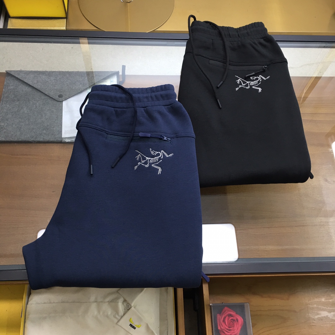 NO:119769,New product [Original] /AW Latest Outdoor Bird Fleece Series Trousers Exclusive customized original self-heating integrated velvet fabric, warm and comfortable in autumn and winter, perfect integration of style and function, front and back structural nylon functional zipper bag and iconic bird exquisite embroidery, ergonomic structure line on the legs, highlighting brand details, upper body modification of leg shape, comfortable and stylish Black, blue M-3XL,,alexander wang19860909新品【始祖】 /AW 最新户外鸟绒绒系列长裤 独家定制原原级自发热一体绒面料,秋冬季温暖舒适,款式与功能完美融合前后幅结构性尼龙功能拉链袋与标志性**鸟精致绣花,腿部人体工学结构线,彰显品牌细节,版型上身修饰腿形,舒适有型 黑色,蓝色Ｍ-3XL,,alexander wang,Men's clothing