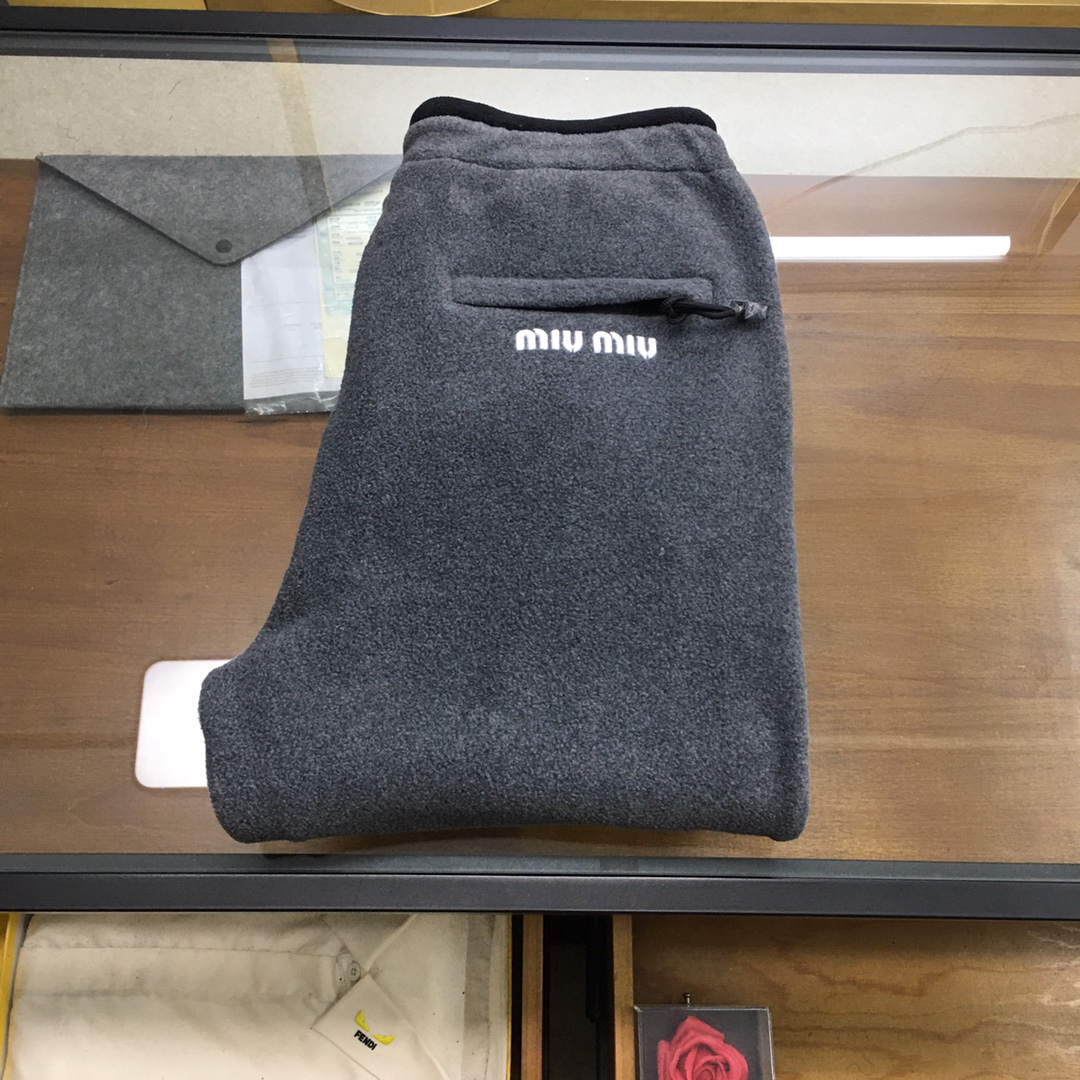 NO:116546,Fleece pants [miu miu] Autumn and winter/AW Fleece stand collar MIU* Miao Zipper casual trousers This pants express the personality and casual style of exploration with neat lines, which complements the soft touch of fleece fabric. The middle and back pockets of the waist are decorated with contrasting embroidered logos to add iconic elements to the clothing. All hardware accessories are original, with excellent quality and worry-free sales for New Year's Eve, and the treasures are grey M~3XL, miumiu, alexander wang19860909加绒裤【miu miu】 秋冬/AW 抓绒立领 MIU*缪 拉链休闲长裤 这款裤子以利落线条表达勇于探索的个性和休闲风尚,与抓绒面料的柔软触感相得益彰.腰头中间以及后袋饰以撞色刺绣徽标,为服饰增添标志性元素.所有五金辅料原原级,品质绝绝子跨年销售无忧,宝子们冲咯 灰色M～3XL,,miumiu,alexander wang,Men's clothing
