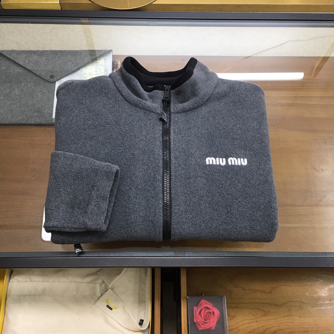 NO:116548,New jacket [miu miu] Autumn and winter/AW fleece stand collar MIU* zipper casual jacket This jacket expresses the personality and casual style of exploration with neat lines, which complements the soft touch of fleece fabric. The left chest is decorated with contrasting embroidered logo, adding iconic elements to the clothing. All hardware accessories are original, with excellent quality and worry-free New Year's Eve sales, and the treasures are grey M~3XL,,miumiu, jackets & coats,alexander wang19860909新品外套【miu miu】 秋冬/AW 抓绒立领 MIU*缪 拉链休闲外套 这款外套以利落线条表达勇于探索的个性和休闲风尚,与抓绒面料的柔软触感相得益彰.左胸饰以撞色刺绣徽标,为服饰增添标志性元素.所有五金辅料原原级,品质绝绝子跨年销售无忧,宝子们冲咯 灰色M～3XL,,miumiu,jackets & coats,alexander wang,Men's clothing