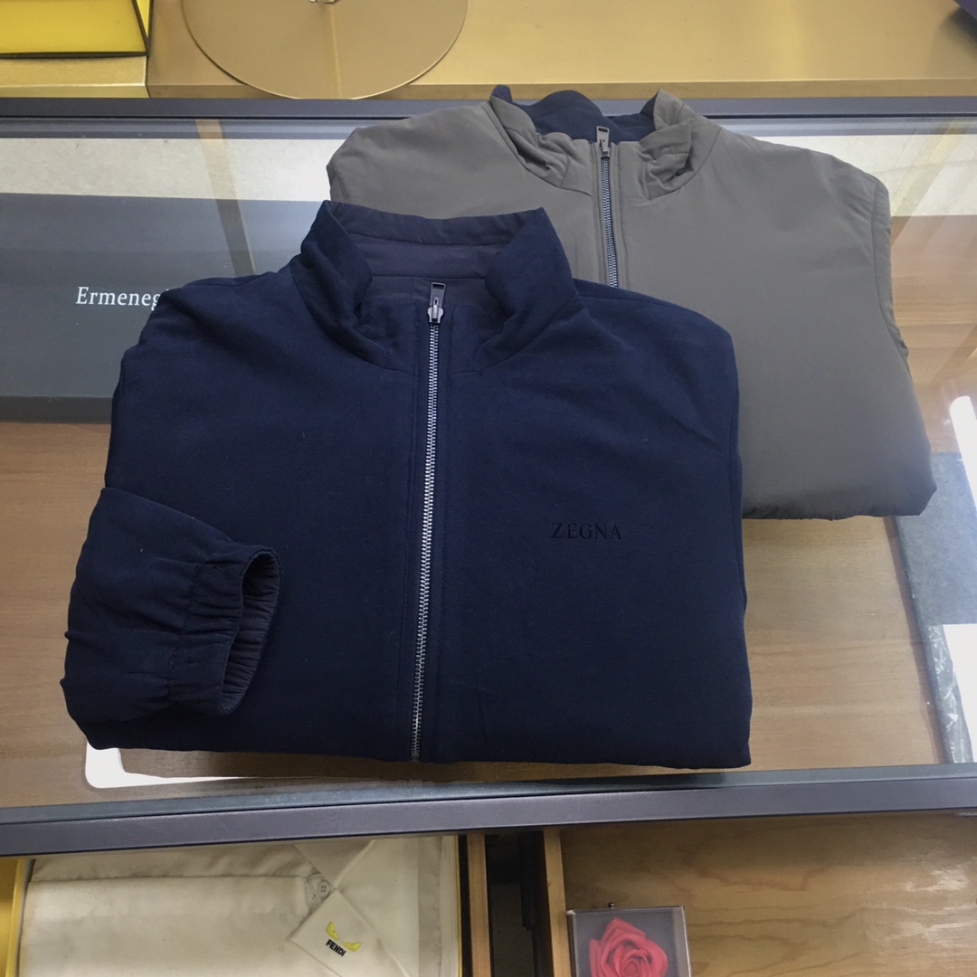 NO:516140,New counter products [Zegn*, Zenia] 2025 new double-sided thin cotton jacket official website synchronous project hot product Channel goods High-end customization quality can withstand any form of test, presenting a new look, giving you a unique upper body experience! All have undergone strict selection process, their fluffy and elasticity are extremely superior. Customized original zippers can hide fashionable and versatile trendy upper body elegant and handsome. The two colors can be selected with full personality, and the new visual feeling is high-end version size: m-3xl, zegna, jackets & coats, jackets & coats, alexander wang19860909专柜新品【Zegn*、杰尼亚】 2025新款双面薄棉夹克外套官网同步计爆款 渠道货 高端定制品质经得起任何形式检验,呈现一种焕然一新,赋予你与众不同的上身体验!均经过严格的挑选工序,其蓬松感与与回弹性都极为优越,定制原版拉链,可隐藏时尚百搭潮上身优雅帅气,两色可选个性十足,焕然一新的即视感高版本尺码:m-3xl,,zegna,jackets & coats,jackets & coats,alexander wang,Men's clothing