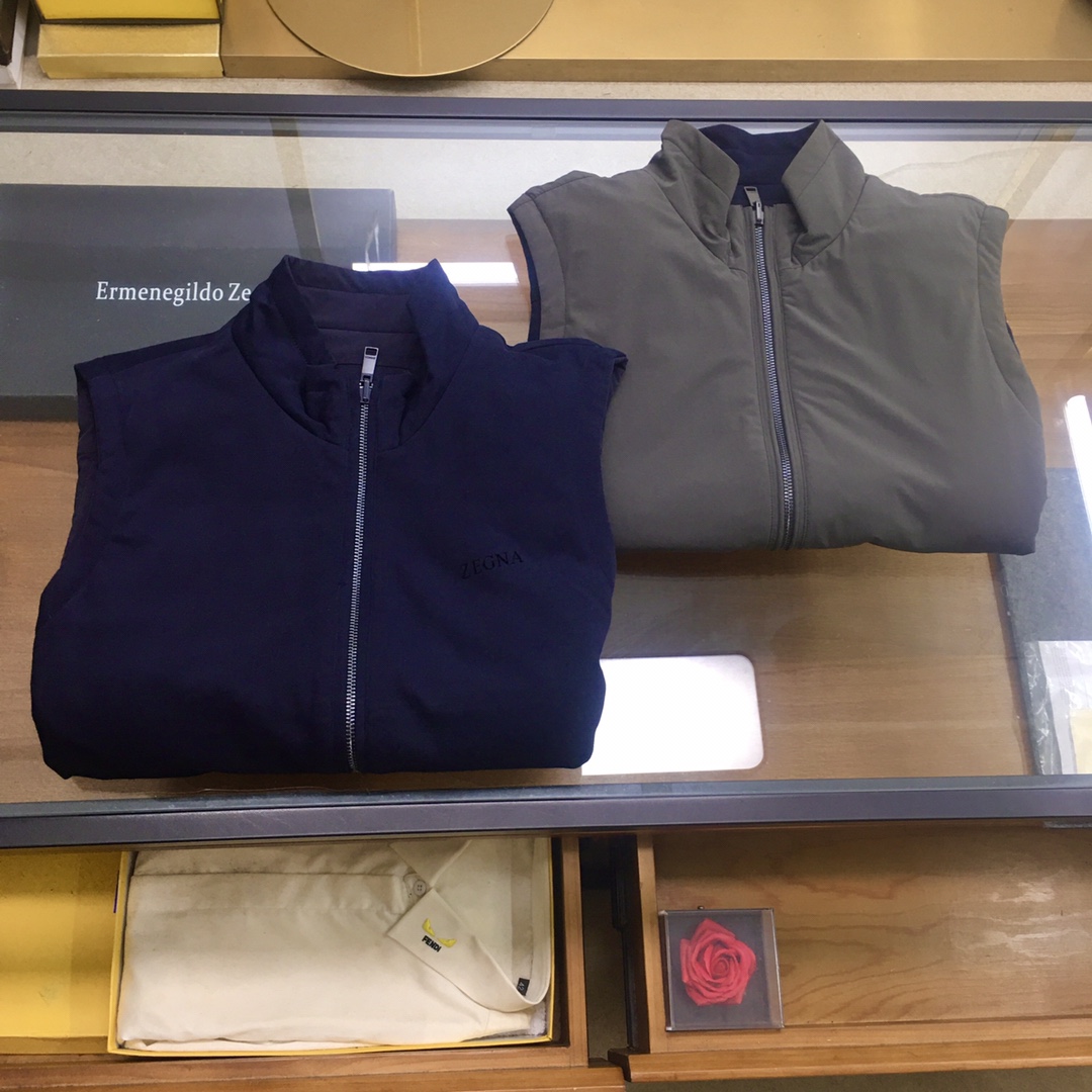 NO:516146,New counter product [Jenia] 2025 counter hot-selling double-sided vest jacket This jacket has the A-sided elastic material of Z home, top-grade fabric workmanship, experience the exclusive luxury texture, delicate silk satin texture, bringing smoothness and comfort while skin-friendly, sweating and not sticky, bringing the ultimate luxury brand wearing experience, keeping warm and comfortable. The B-side is made of super fine merino wool with good breathability, and has a fast-drying heat adjustment function. It allows you to feel warm and comfortable when attending various activities, and is an ideal choice for outdoor activities. The loose three-dimensional small H-shaped silhouette is full of simple, fashionable and comfortable standing collar intimate, warm and pressure-free feeling, and the exclusive custom contrast drawstring design is purely hand-stitched metal rope head, and the details are reflected in all aspects. Zephyr  Double-sided jackets are lightweight and lightweight. This stylish cotton jacket adopts a stand-alone collar style and is matched with an adjustable hem to ensure a perfect match. The elegant color matching is matched with a leather pull rope to highlight more fashion elements. The double-sided short jacket combines a fashionable urban style and practical design. The stand-alone collar and adjustable hem can protect you from wind and rain, while the leather decorative details and contrasting color bands can add a striking effect on all occasions. The manufacturing is made by a domestic listed company factory, three-dimensional cut, no overlapping lines for each piece of clothing, full details, and precision-made. Size M-3XL (48-56) is available in stock, zegna, jackets & coats, silk fabric, alexander wang19860909专柜新品【杰尼亚】 2025年柜台同步热售双面马甲夹克 这款夹克A面才有Z家独有的 日本东丽 四面弹力材质,顶级面料做工,体验独家奢华质感,细腻的丝滑绸缎质感,带来光滑舒适度的同时亲肤,出汗不粘腻,带来极致奢牌的穿着体验,保暖舒适. B面以透气性佳的超细美利奴羊毛制成, 时尚立领设计,具有快干热调节功能.让您在出席各种活动中都能感受保暖与舒适, 是户外活动的理想选择. 廓形有松度的立体小H型包容感十足简约时尚舒适立领贴心保暖无压感,独家定制撞色抽绳设计纯手工串接金属绳头,细节体现在方方面面. Zephyr 双面夹克采用轻量化设计,轻盈如风.这款时髦的棉服采用立领风格,搭配可调节下摆,可确保完美搭配.优雅配色与皮革拉绳搭配,衬托出更多时尚元素. 双面短夹克集时髦的都市风格与实用设计于一体. 立领和可调节下摆可遮风挡雨,而皮革装饰细节和撞色饰带可在所有场合增加醒目效果. 制造由国内上市公司代工厂制造,立体裁剪、每件衣服面线没有重叠线,细节拉满,精工制造. 尺码M-3XL（48-56）现货发售,,zegna,jackets & coats,silk fabric,alexander wang,Men's clothing