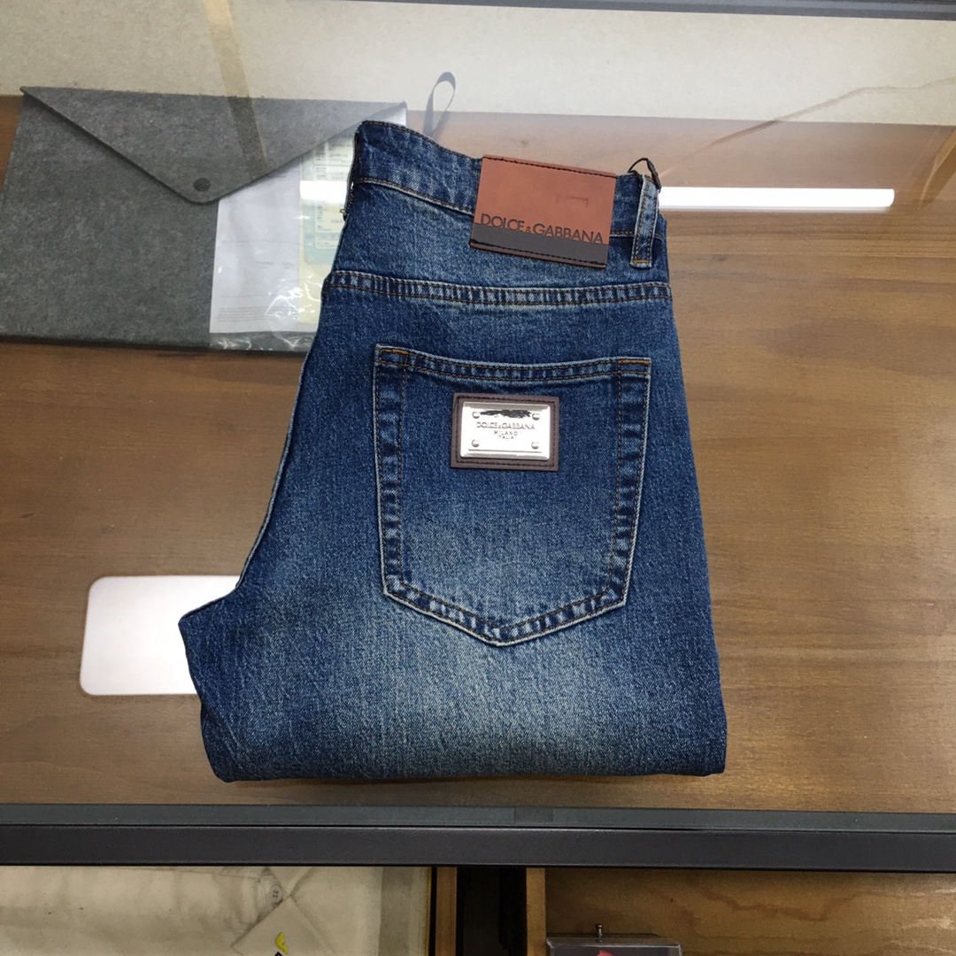 NO:154435,New product [D.G] New# - New spring and summer style, men's jeans original original cloth original wash water!  Imported original wash elastic fabrics, complex handicrafts superimposed, any wash process will become a completely different color effect after a few more seconds, so it is more precious, especially long-lasting and odor-resistant... Use the best tannin elastic texture, genuine leather leather cards, high-quality metal accessories... to create a unique and original jeans style!  Classic logo embossing technology, original hardware and accessories, super positive style, comfortable and breathable, extremely high grade, counter quality, and handsome upper body. Number of codes 29-38 (35 37).,, jeans, alexander wang19860909新品【D.G】 New# -春夏新款,男士牛仔裤原厂原布原洗水！进口原版水洗弹力面料,复杂的手工艺叠加,任何一个洗水环节多停留几秒都会变成完全不一样的颜色效果,所以越加珍贵,特别持久、耐味…… 选用上乘的丹宁弹力质感,真皮皮牌、高定的金属辅料……打造出独特及原创的牛仔裤款型！ 经典logo压花工艺,原版五金辅料,版型超正,舒适透气,档次极高,专柜品质,上身帅气十足. 码数29-38（35 37）.,,jeans,alexander wang,Men's clothing