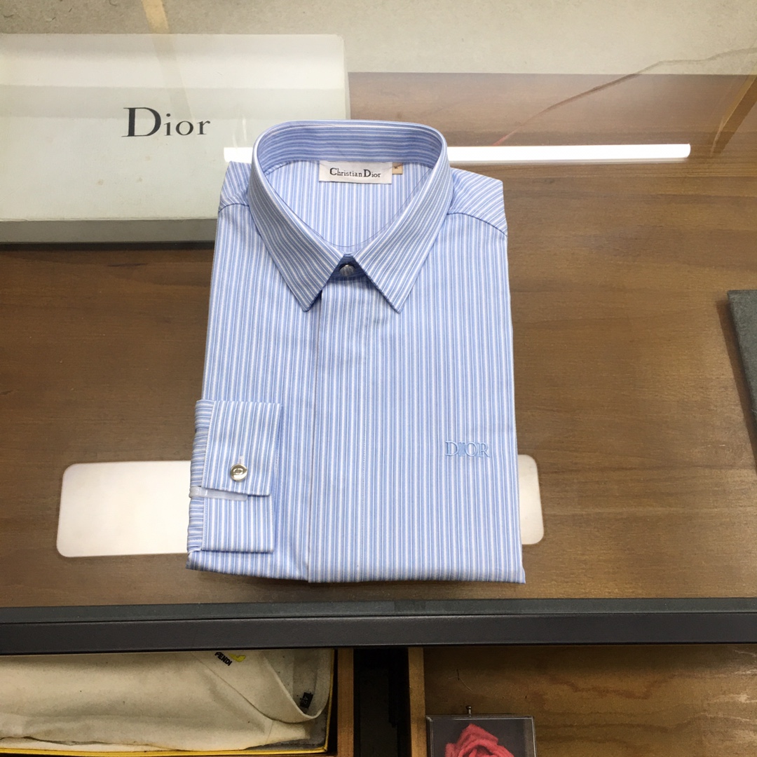 NO:154421,[New Product] [Dio..r] 2025 Business Casual Checker Long Sleeve Shirt!  The high-end fashion aesthetic design combined with three-dimensional cut style makes it more comfortable and ornamental. The top Swiss ALUMO Arum company selected 120 pure cotton woven fine striped fabrics, which have been processed without ironing. The fabric has a high texture and comfort, excellent gloss, excellent skin-friendliness and breathability, and the texture exudes a sense of luxury and gorgeousness!  The high-quality buttons selected for the details of the auxiliary materials are excellent, with exquisite letters engraved on them, showing a sense of high quality. The design dots Fila's signature product must be released every season. In the cycle of each season, the design tone continues the new season, bringing the Italian urban noble minimalist style to the extreme, and the chest is still decorated with a classic and iconic brand logo. It uses brand new metal to make embellishments, which belongs to the soul-style existence, simple and atmospheric visual experience, without aesthetic fatigue and outdated worries. Minimalism is the most advanced fashion expression!  This shirt is perfect in terms of design, fabric, craftsmanship, details and appearance!  Business casual shirts are indispensable items for every man. A top-quality and high-end shirt is always a rare item for men and a very investment-oriented item. They are a magic weapon for wardrobe and dominate many occasions. Business workplaces, dinner parties, high-end activities, etc. can perform very well!  Size M-3XL (38-42) 39/L Shoulder width 44.5 Bust 104 Sleeve length 62.5 Clothes length 76.,,dior,shirts,alexander wang19860909【新品】【Dio..r】 2025商务休闲格纹长袖衬衫！ 版型高端的时尚美学设计结合立体裁剪的版型,使穿着更具舒适性和观赏性. 面料甄选的顶级瑞士ALUMO阿鲁姆公司120支纯棉色织细条纹面料,经过免烫工艺处理,面料质感与舒适度极高,光泽度极好,亲肤性与透气性绝佳,肌理透着高级奢华感和华丽感！ 辅料细节甄选的上等纽扣,细节颇为出色,上面镌刻有精美字母,尽显高级感. 设计点菲拉每季必出的招牌单品,在每一季轮回,新一季仍然延续的设计基调,将意式的都市高贵极简风发挥到极致,胸前依然饰有经典标志性的品牌LOGO,运用全新的金属制造点缀,属于灵魂式的存在,简洁大气视觉体验,无审美疲劳感和过气的担忧,极简才是最高级的时尚表达！ 该款衬衫无论从设计、面料、工艺、细节、品相方面都非常完美！商务休闲衬衫属于每个男人不可或缺的单品,一款上等且高级的衬衫,对于男人来说永远是稀缺品,亦是非常具有投资意义的单品,属于衣橱必备的法宝利器,主导着多种场合,商务职场、晚宴派对、高端活动等都可以表现非常出色！ 尺码M-3XL(38-42) 39/L码 肩宽44.5 胸围104 袖长62.5 衣长76   .,,dior,shirts,alexander wang,Men's clothing