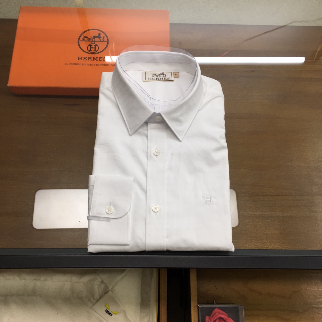 NO:154406,[New Product] [Aisi] 2025 Business Casual Checker Long Sleeve Shirt!  The high-end fashion aesthetic design combined with three-dimensional cut style makes it more comfortable and ornamental. The top Swiss ALUMO Arum company 120 pure cotton woven fabrics selected by the fabric are processed without ironing. The fabric has a high texture and comfort, excellent gloss, excellent skin-friendliness and breathability, and the texture exudes a sense of luxury and gorgeousness!  The high-quality buttons selected for the details of the auxiliary materials are excellent, with exquisite letters engraved on them, showing a sense of high-end. The design points are the signature items that must be released every season. In the cycle of each season, the design tone continues in the new season, bringing the Italian urban noble minimalist style to the extreme, and the chest is still decorated with classic and iconic brand logo embellishment, which is a soul-style existence, a simple and atmospheric visual experience, without aesthetic fatigue and outdated worries. Minimalism is the most advanced fashion expression!  This shirt is perfect in terms of design, fabric, craftsmanship, details and appearance!  Business casual shirts are indispensable items for every man. A top-quality and high-end shirt is always a rare item for men and a very investment-oriented item. It is a magic weapon for wardrobe and dominates a variety of occasions. Business workplaces, dinner parties, high-end activities, etc. can perform very well!  Size M-3XL (38-42) Size 39 Shoulder width 44.5 Bust 104 Sleeve length 62.5 Clothes length 76 .,,shirts,alexander wang19860909【新品】【爱士】 2025商务休闲格纹长袖衬衫！ 版型高端的时尚美学设计结合立体裁剪的版型,使穿着更具舒适性和观赏性. 面料甄选的顶级瑞士ALUMO阿鲁姆公司120支纯棉色织面料,经过免烫工艺处理,面料质感与舒适度极高,光泽度极好,亲肤性与透气性绝佳,肌理透着高级奢华感和华丽感！ 辅料细节甄选的上等纽扣,细节颇为出色,上面镌刻有精美字母,尽显高级感. 设计点每季必出的招牌单品,在每一季轮回,新一季仍然延续的设计基调,将意式的都市高贵极简风发挥到极致,胸前依然饰有经典标志性的品牌LOGO点缀,属于灵魂式的存在,简洁大气视觉体验,无审美疲劳感和过气的担忧,极简才是最高级的时尚表达！ 该款衬衫无论从设计、面料、工艺、细节、品相方面都非常完美！商务休闲衬衫属于每个男人不可或缺的单品,一款上等且高级的衬衫,对于男人来说永远是稀缺品,亦是非常具有投资意义的单品,属于衣橱必备的法宝利器,主导着多种场合,商务职场、晚宴派对、高端活动等都可以表现非常出色！ 尺码M-3XL(38-42) 39码 肩宽44.5 胸围104 袖长62.5 衣长76   .,,shirts,alexander wang,Men's clothing