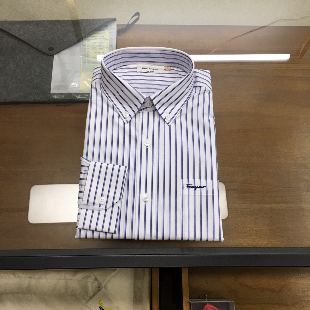 NO:154411,[New Product] [SF/Fila] 2025 Business Casual Checker Long Sleeve Shirt!  The high-end fashion aesthetic design combined with three-dimensional cut style makes it more comfortable and ornamental. The top Swiss ALUMO Arum company selected 120 pure cotton woven fine striped fabrics, which have been processed without ironing. The fabric has a high texture and comfort, excellent gloss, excellent skin-friendliness and breathability, and the texture exudes a sense of luxury and gorgeousness!  The high-quality buttons selected for the details of the auxiliary materials are excellent, with exquisite letters engraved on them, showing a sense of high quality. The design dots Fila's signature product must be released every season. In the cycle of each season, the design tone continues the new season, bringing the Italian urban noble minimalist style to the extreme, and the chest is still decorated with a classic and iconic brand logo. It uses brand new metal to make embellishments, which belongs to the soul-style existence, simple and atmospheric visual experience, without aesthetic fatigue and outdated worries. Minimalism is the most advanced fashion expression!  This shirt is perfect in terms of design, fabric, craftsmanship, details and appearance!  Business casual shirts are indispensable items for every man. A top-quality and high-end shirt is always a rare item for men and a very investment-oriented item. They are a magic weapon for wardrobe and dominate many occasions. Business workplaces, dinner parties, high-end activities, etc. can perform very well!  Size M-3XL (38-42) Size 39 Shoulder width 44.5 Bust 104 Sleeve length 62.5 Clothes length 76 .,,shirts,alexander wang19860909【新品】【SF/菲拉】 2025商务休闲格纹长袖衬衫！ 版型高端的时尚美学设计结合立体裁剪的版型,使穿着更具舒适性和观赏性. 面料甄选的顶级瑞士ALUMO阿鲁姆公司120支纯棉色织细条纹面料,经过免烫工艺处理,面料质感与舒适度极高,光泽度极好,亲肤性与透气性绝佳,肌理透着高级奢华感和华丽感！ 辅料细节甄选的上等纽扣,细节颇为出色,上面镌刻有精美字母,尽显高级感. 设计点菲拉每季必出的招牌单品,在每一季轮回,新一季仍然延续的设计基调,将意式的都市高贵极简风发挥到极致,胸前依然饰有经典标志性的品牌LOGO,运用全新的金属制造点缀,属于灵魂式的存在,简洁大气视觉体验,无审美疲劳感和过气的担忧,极简才是最高级的时尚表达！ 该款衬衫无论从设计、面料、工艺、细节、品相方面都非常完美！商务休闲衬衫属于每个男人不可或缺的单品,一款上等且高级的衬衫,对于男人来说永远是稀缺品,亦是非常具有投资意义的单品,属于衣橱必备的法宝利器,主导着多种场合,商务职场、晚宴派对、高端活动等都可以表现非常出色！ 尺码M-3XL(38-42) 39码 肩宽44.5 胸围104 袖长62.5 衣长76   .,,shirts,alexander wang,Men's clothing