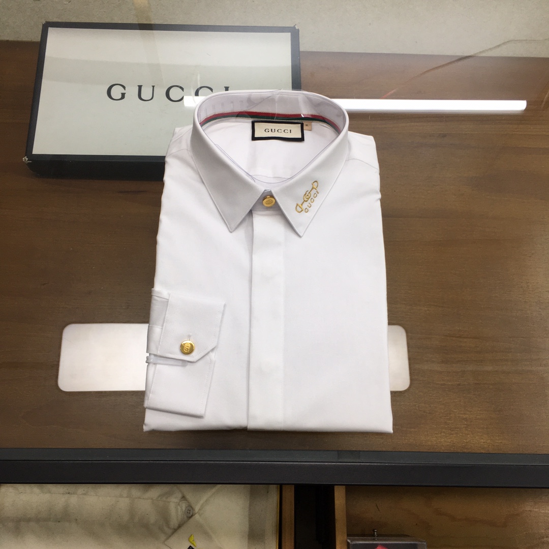 NO:154426,[New Product] [Gu.ci] 2025 Business Casual Checker Long Sleeve Shirt!  The high-end fashion aesthetic design combined with three-dimensional cut style makes it more comfortable and ornamental. The top Swiss ALUMO Arum company 120 pure cotton woven fabrics selected by the fabric are processed without ironing. The fabric has a high texture and comfort, excellent gloss, excellent skin-friendliness and breathability, and the texture exudes a sense of luxury and gorgeousness!  The high-quality buttons selected for the details of the auxiliary materials are excellent, with exquisite letters engraved on them, showing a sense of high-end. The design points are the signature items that must be released every season. In the cycle of each season, the design tone continues in the new season, bringing the Italian urban noble minimalist style to the extreme, and the chest is still decorated with classic and iconic brand logo embellishment, which is a soul-style existence, a simple and atmospheric visual experience, without aesthetic fatigue and outdated worries. Minimalism is the most advanced fashion expression!  This shirt is perfect in terms of design, fabric, craftsmanship, details and appearance!  Business casual shirts are indispensable items for every man. A top-quality and high-end shirt is always a rare item for men and a very investment-oriented item. They are a magic weapon for wardrobe and dominate many occasions. Business workplaces, dinner parties, high-end activities, etc. can perform very well!  Size M-3XL (38-42) Size 39 Shoulder width 44.5 Bust 104 Sleeve length 62.5 Clothes length 76 .,,shirts,alexander wang19860909【新品】【Gu.ci】 2025商务休闲格纹长袖衬衫！ 版型高端的时尚美学设计结合立体裁剪的版型,使穿着更具舒适性和观赏性. 面料甄选的顶级瑞士ALUMO阿鲁姆公司120支纯棉色织面料,经过免烫工艺处理,面料质感与舒适度极高,光泽度极好,亲肤性与透气性绝佳,肌理透着高级奢华感和华丽感！ 辅料细节甄选的上等纽扣,细节颇为出色,上面镌刻有精美字母,尽显高级感. 设计点每季必出的招牌单品,在每一季轮回,新一季仍然延续的设计基调,将意式的都市高贵极简风发挥到极致,胸前依然饰有经典标志性的品牌LOGO点缀,属于灵魂式的存在,简洁大气视觉体验,无审美疲劳感和过气的担忧,极简才是最高级的时尚表达！ 该款衬衫无论从设计、面料、工艺、细节、品相方面都非常完美！商务休闲衬衫属于每个男人不可或缺的单品,一款上等且高级的衬衫,对于男人来说永远是稀缺品,亦是非常具有投资意义的单品,属于衣橱必备的法宝利器,主导着多种场合,商务职场、晚宴派对、高端活动等都可以表现非常出色！ 尺码M-3XL(38-42) 39码 肩宽44.5 胸围104 袖长62.5 衣长76   .,,shirts,alexander wang,Men's clothing