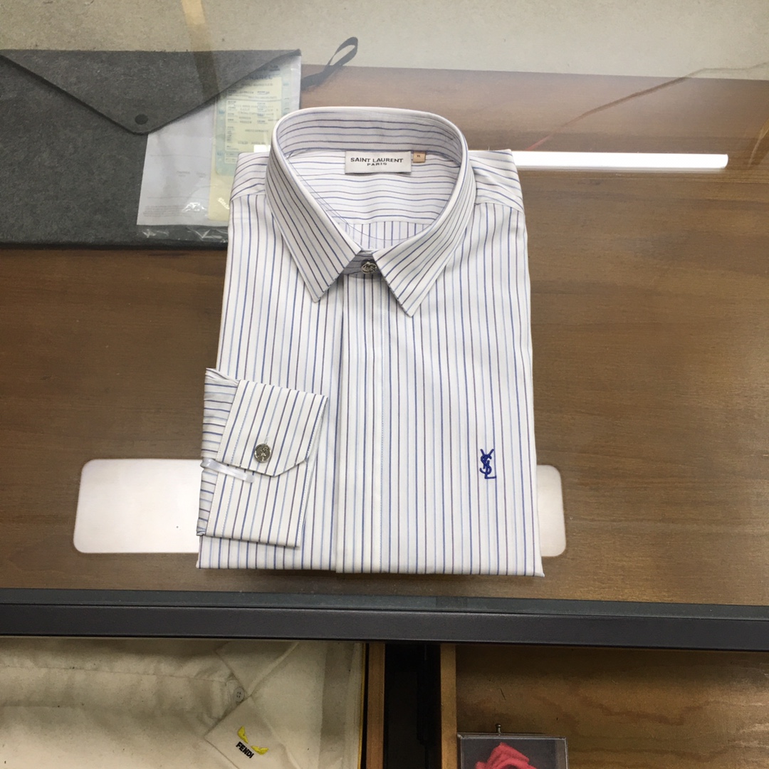 NO:154416,[New Product] [YS...L] 2025 Business Casual Checker Long Sleeve Shirt!  The high-end fashion aesthetic design combined with three-dimensional cut style makes it more comfortable and ornamental. The top Swiss ALUMO Arum company selected 120 pure cotton woven fine plaid fabrics, which have been processed without ironing. The fabric has a high texture and comfort, excellent gloss, excellent skin-friendliness and breathability, and the texture exudes a sense of luxury and gorgeousness!  The high-quality buttons selected for the details of the auxiliary materials are excellent, with exquisite letters engraved on them, showing a sense of high quality. The design dots Fila's signature product must be released every season. In the cycle of each season, the design tone continues the new season, bringing the Italian urban noble minimalist style to the extreme, and the chest is still decorated with a classic and iconic brand logo. It uses brand new metal to make embellishments, which belongs to the soul-style existence, simple and atmospheric visual experience, without aesthetic fatigue and outdated worries. Minimalism is the most advanced fashion expression!  This shirt is perfect in terms of design, fabric, craftsmanship, details and appearance!  Business casual shirts are indispensable items for every man. A top-quality and high-end shirt is always a rare item for men and a very investment-oriented item. They are a magic weapon for wardrobe and dominate many occasions. Business workplaces, dinner parties, high-end activities, etc. can perform very well!  Size M-3XL(38-42) 39/L Shoulder width 44.5 Bust 104 Sleeve length 62.5 Clothes length 76.,,shirts,alexander wang19860909【新品】【YS...L】 2025商务休闲格纹长袖衬衫！ 版型高端的时尚美学设计结合立体裁剪的版型,使穿着更具舒适性和观赏性. 面料甄选的顶级瑞士ALUMO阿鲁姆公司120支纯棉色织细格纹面料,经过免烫工艺处理,面料质感与舒适度极高,光泽度极好,亲肤性与透气性绝佳,肌理透着高级奢华感和华丽感！ 辅料细节甄选的上等纽扣,细节颇为出色,上面镌刻有精美字母,尽显高级感. 设计点菲拉每季必出的招牌单品,在每一季轮回,新一季仍然延续的设计基调,将意式的都市高贵极简风发挥到极致,胸前依然饰有经典标志性的品牌LOGO,运用全新的金属制造点缀,属于灵魂式的存在,简洁大气视觉体验,无审美疲劳感和过气的担忧,极简才是最高级的时尚表达！ 该款衬衫无论从设计、面料、工艺、细节、品相方面都非常完美！商务休闲衬衫属于每个男人不可或缺的单品,一款上等且高级的衬衫,对于男人来说永远是稀缺品,亦是非常具有投资意义的单品,属于衣橱必备的法宝利器,主导着多种场合,商务职场、晚宴派对、高端活动等都可以表现非常出色！ 尺码M-3XL(38-42) 39/L码 肩宽44.5 胸围104 袖长62.5 衣长76   .,,shirts,alexander wang,Men's clothing