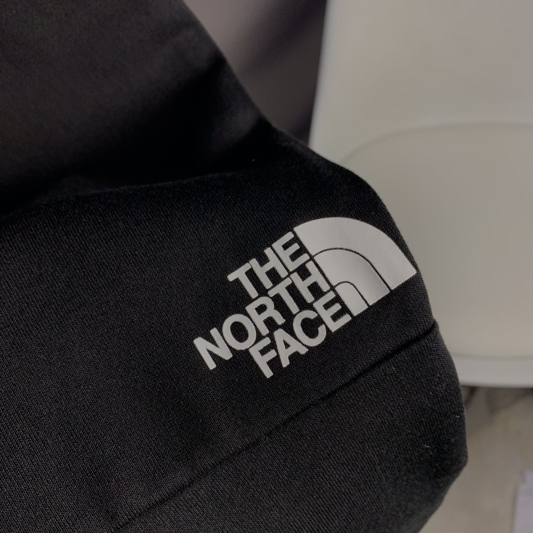 💰95

TheNorthFace/北面2024年男士潮牌运动裤男士直筒卫裤经典北面Logo百搭  不束缚胖瘦多可以驾驭  上身有型.
运动休闲长裤主打就是不束缚.上身效果好.穿着舒服.经典基础裤口直筒设计.百搭上衣和鞋子.卫裤运动裤潮牌裤长裤子 十分百搭，运动休闲都很合适，情侣款，品质版本 
颜色：黑色 
尺码  ：M   L   XL  XXL