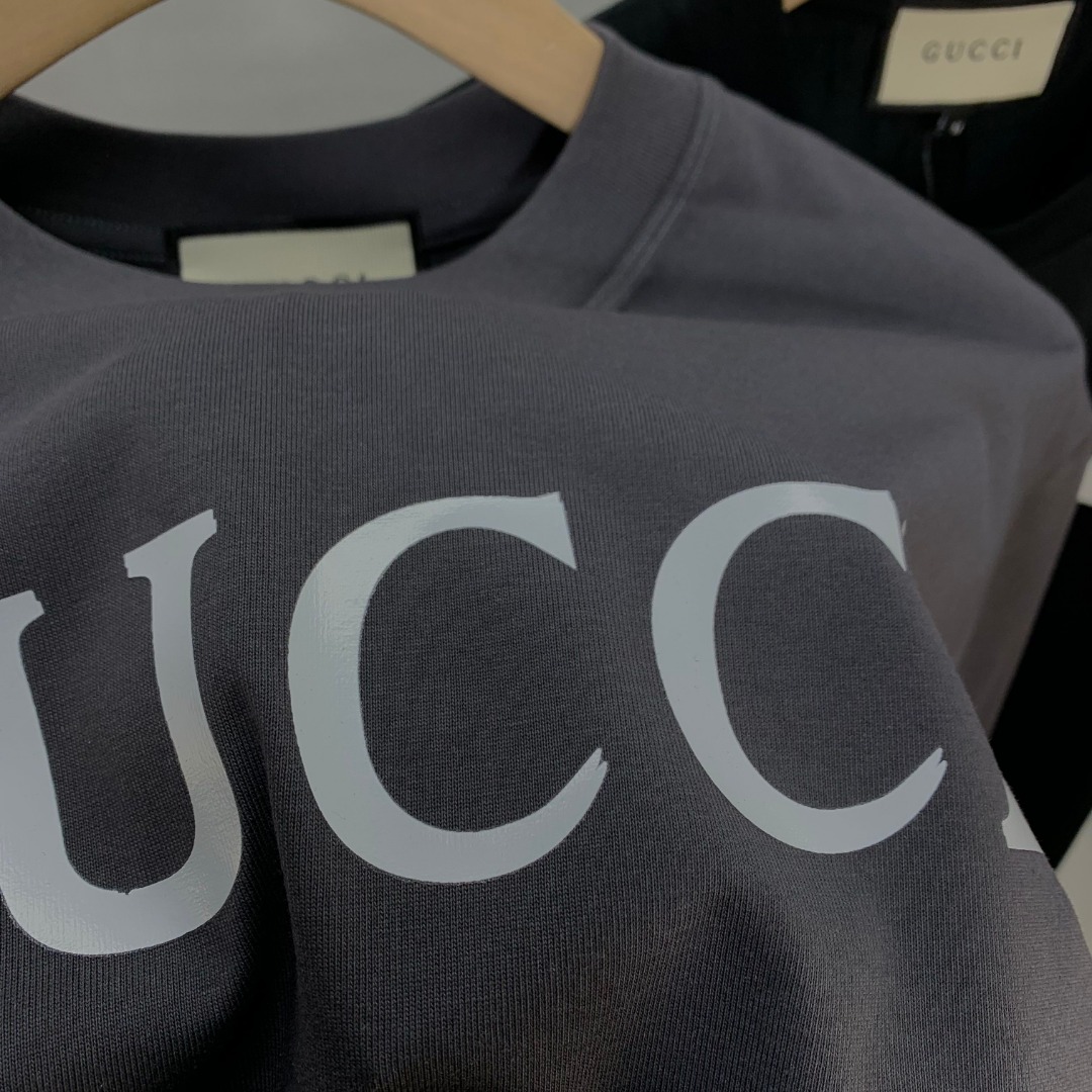 💰80
【高品质】
GUCCI新款 柜子情侣款圆领短袖T恤,柜子同步 上身帅气时尚个性潮流长袖T恤!简单有个性,上身效果巨帅,打底外穿都很好看,颜色搭配也超赞的,特别定制280克双纱 纯棉面料,柔软舒服,天气暖和起来了就可以单穿啦,柜子销量也是很惊人的,因为非常的经典百搭,男女都能穿, 版型休闲宽松,新元素,新感觉,你还在等啥!现货开售!年年都是经典款式,高品质长袖体恤!喜欢的兄弟姐妹们快速入手哦!网红同款!小红书推荐!明星同款!百搭神器.牛逼!特别推荐!回头率超高!
颜色:黑色 深灰 酒红
尺码 / M-2XL
M 衣长68胸围104 肩宽54
m可穿100斤-135斤
L 衣长70 胸围108 肩宽56
L可穿135斤-155斤
XL 衣长72 胸围112肩宽58
XL可穿155斤-185斤
2XL衣长74胸围116 肩宽60
2XL可穿180斤-210斤