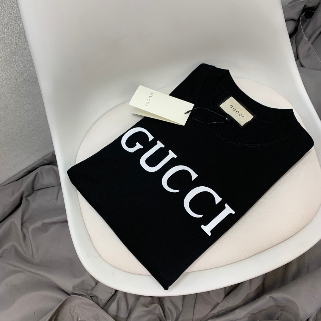 💰80
【高品质】
GUCCI新款 柜子情侣款圆领短袖T恤,柜子同步 上身帅气时尚个性潮流长袖T恤!简单有个性,上身效果巨帅,打底外穿都很好看,颜色搭配也超赞的,特别定制280克双纱 纯棉面料,柔软舒服,天气暖和起来了就可以单穿啦,柜子销量也是很惊人的,因为非常的经典百搭,男女都能穿, 版型休闲宽松,新元素,新感觉,你还在等啥!现货开售!年年都是经典款式,高品质长袖体恤!喜欢的兄弟姐妹们快速入手哦!网红同款!小红书推荐!明星同款!百搭神器.牛逼!特别推荐!回头率超高!
颜色:黑色 深灰 酒红
尺码 / M-2XL
M 衣长68胸围104 肩宽54
m可穿100斤-135斤
L 衣长70 胸围108 肩宽56
L可穿135斤-155斤
XL 衣长72 胸围112肩宽58
XL可穿155斤-185斤
2XL衣长74胸围116 肩宽60
2XL可穿180斤-210斤