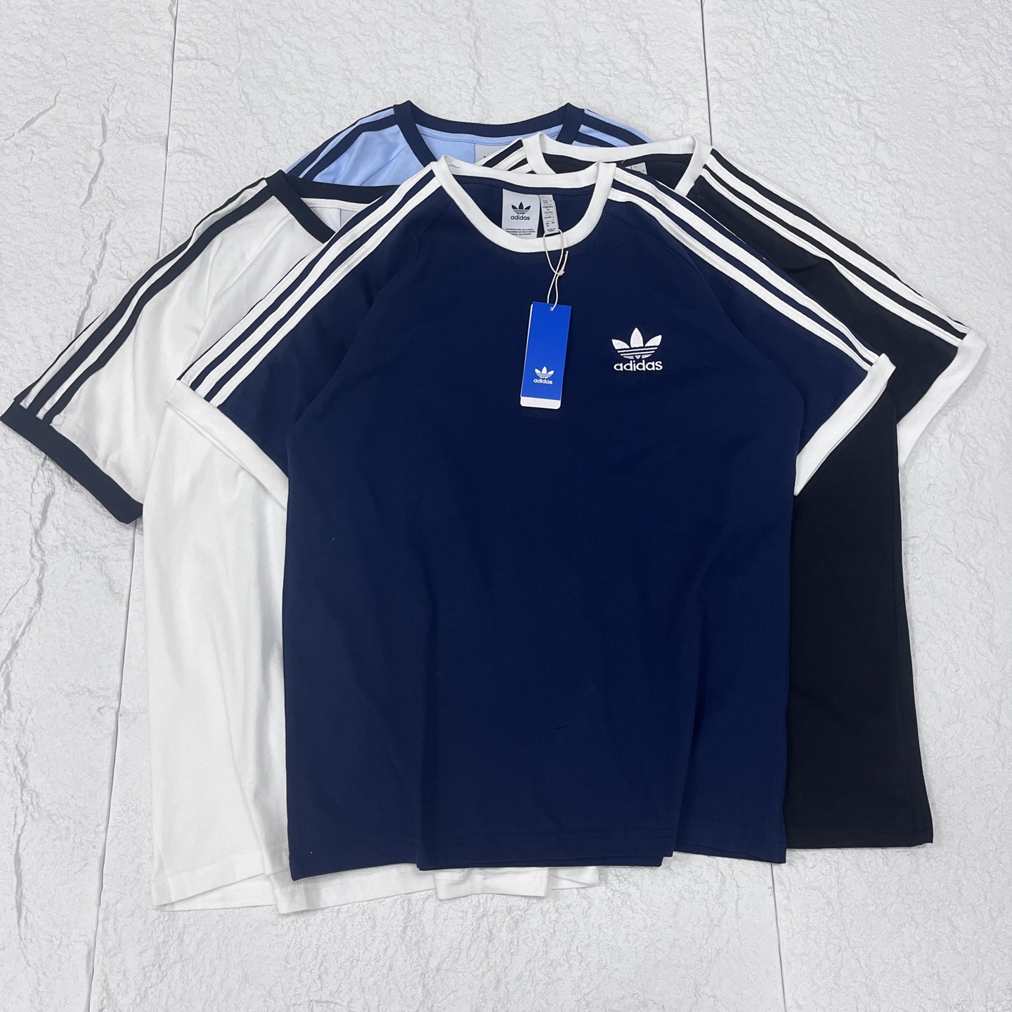 💰65！
【Jennie同款韩版三叶草originals 复古撞色条纹休闲插肩袖合身短袖T 男女同款

颜色：黑色/ 白色/雾霾蓝/海军蓝
尺码：S-M-L-XL

春夏必备单品，基础款不挑人，get韩女穿搭，男生也OK～不挑人，各种风格都可以驾驭

220g纯棉质感，手感软呼呼，现在衣服版型普遍较大，偶尔也来一两款比较合身休闲的短袖，女生选择合身或者宽松一码两种风格，看个人喜好，

短袖，短裙，长裤都能轻松搭配，复古三叶草每年都会更新，这款很经典，入了不亏～

插肩袖 不计肩宽
S  胸围107 衣长70 
M 胸围113 衣长71.5 
L 胸围117 衣长73.5 
XL胸围121 衣长74.5