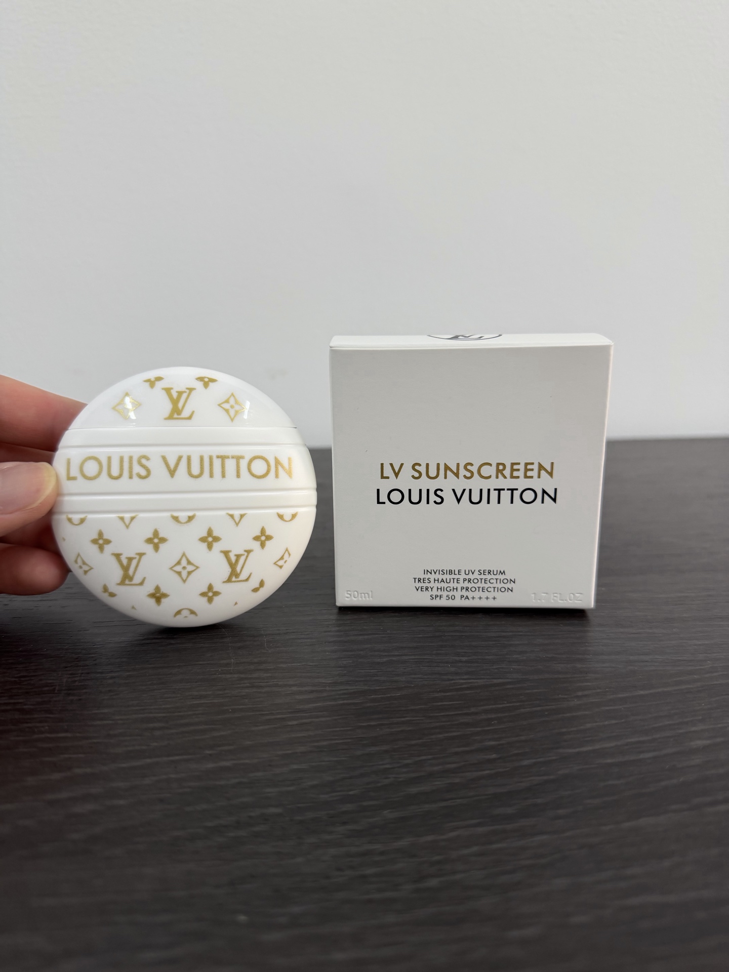 30! (Nota en el pedido: protector solar LV) Protector solar Louis Vuitton 50ML. La crema tiene función de protección so…