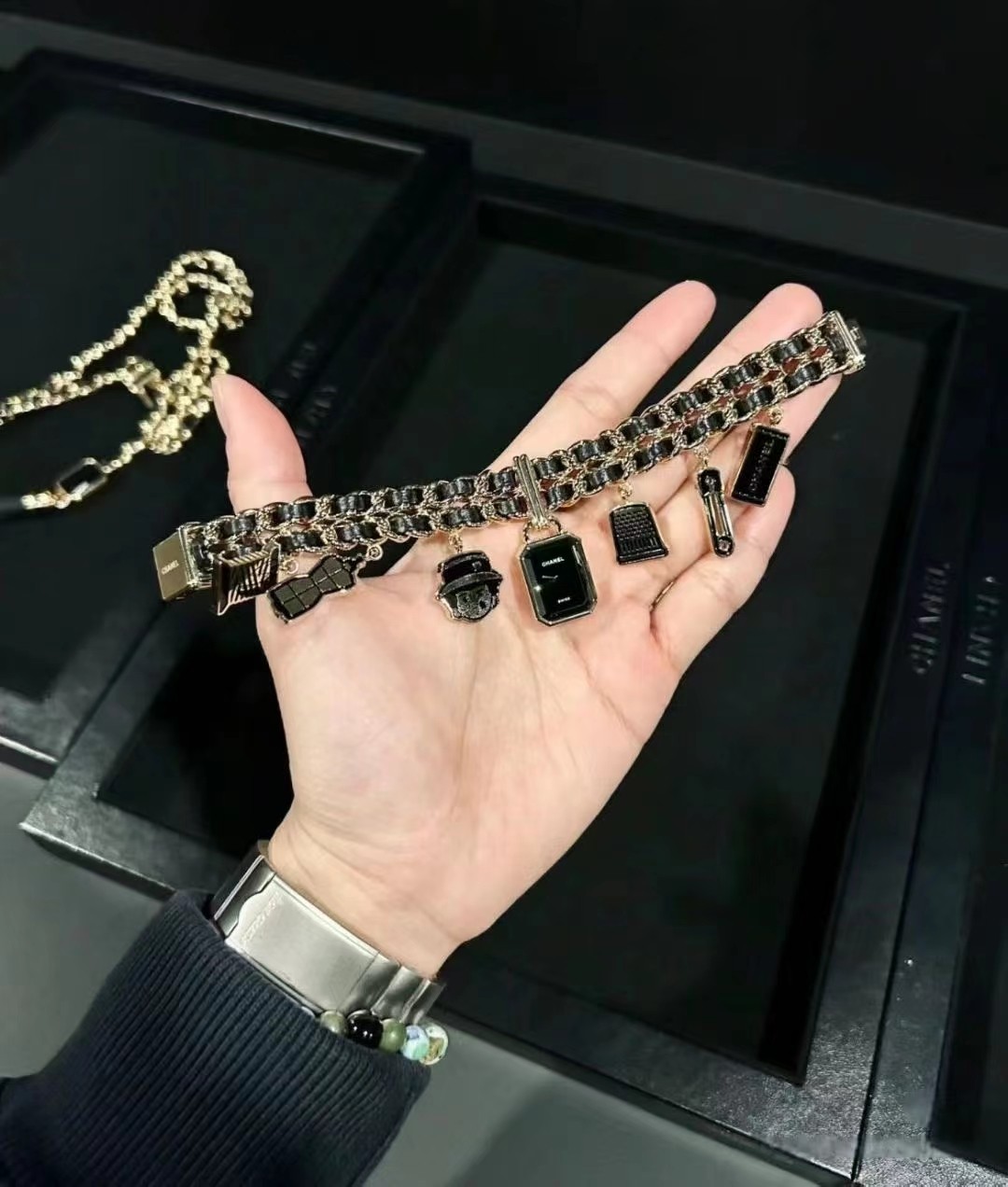 Chanel Première Watch: Classic Design Inspired by N° 5 Perfume Bottle - 图片 2