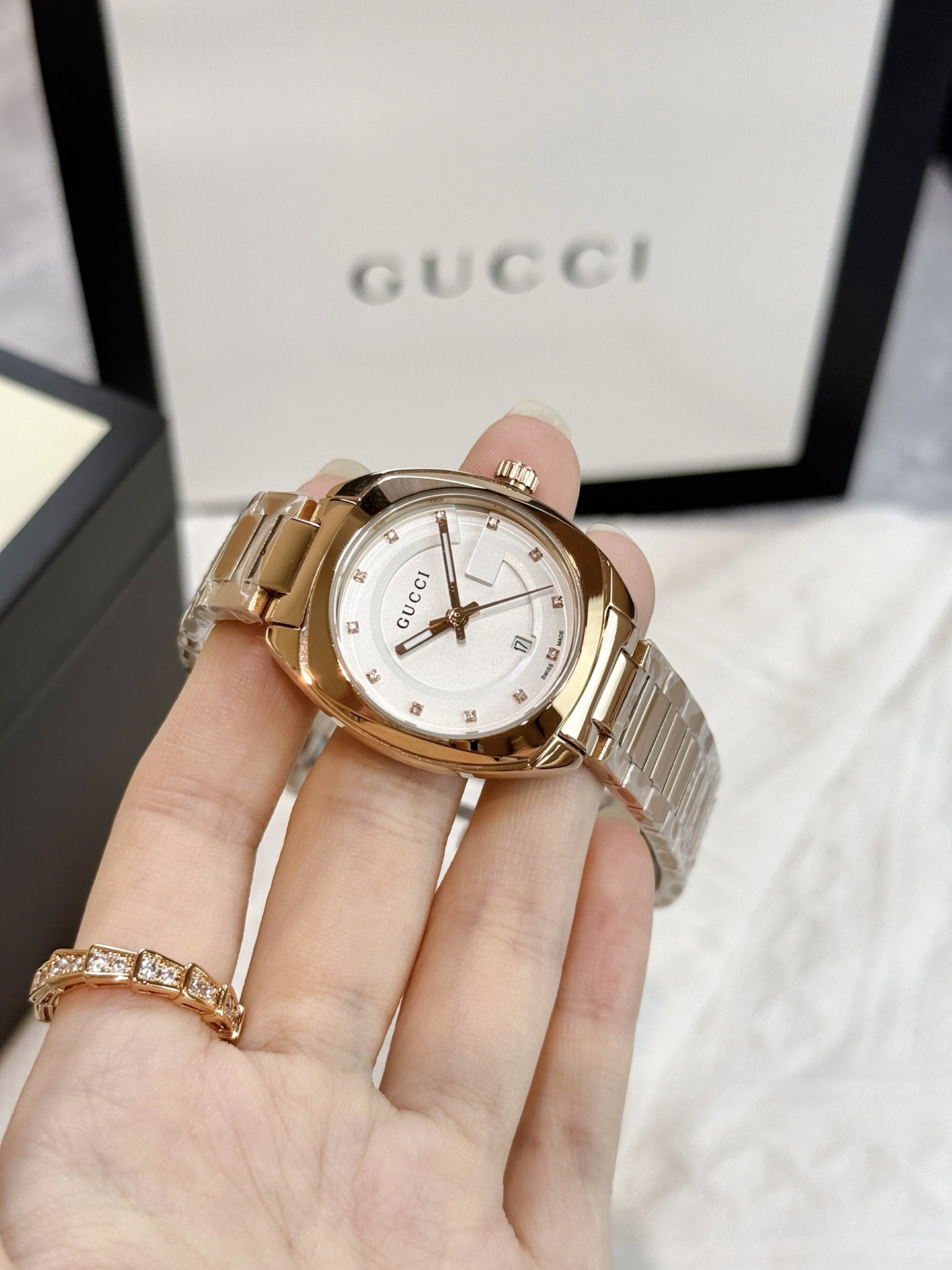 Gucci YA142504 Dameshorloge - Gouden Kast en Band - 28mm Quartz Uurwerk