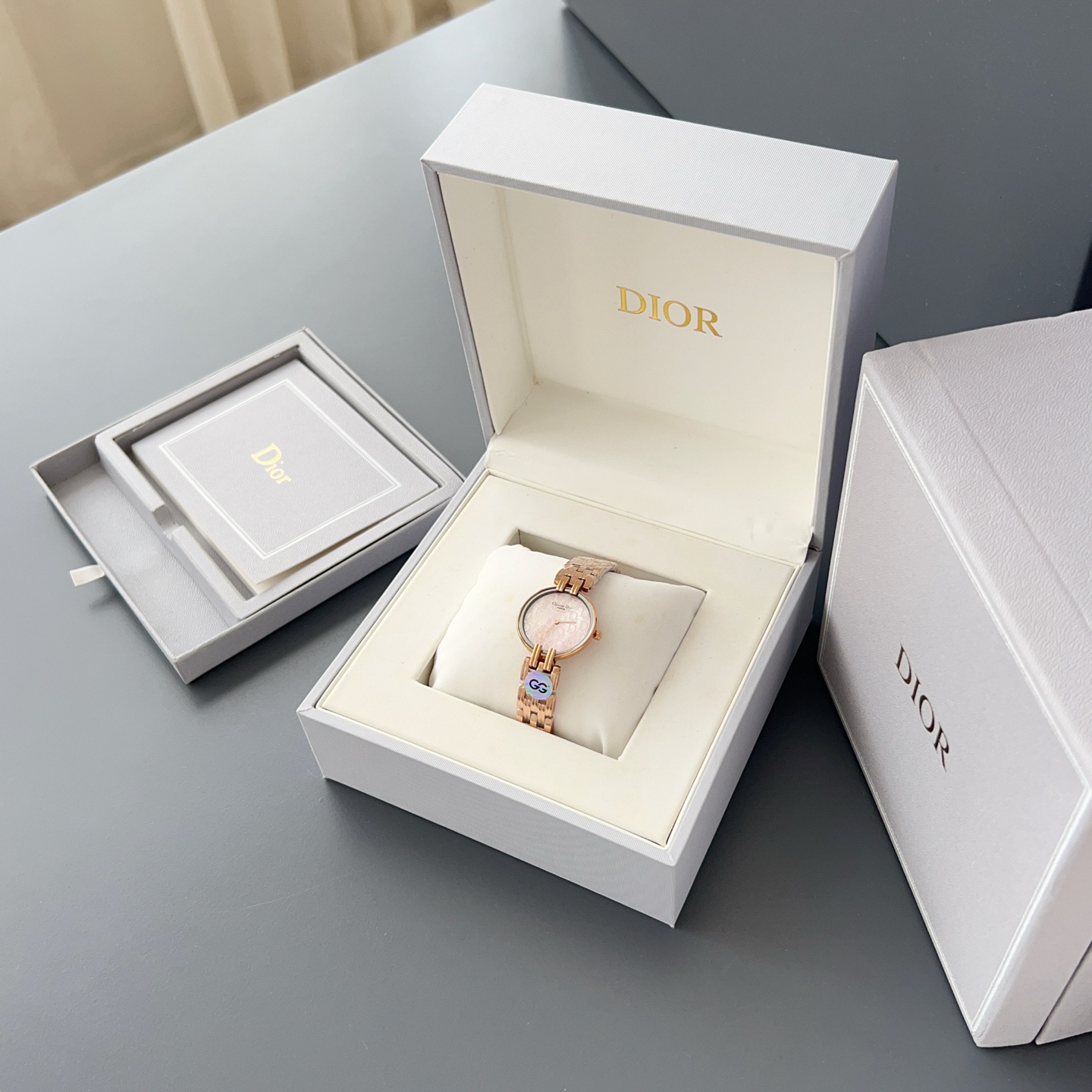 NO:553460,Japanese vintage treasure watch produced by Gg Dior Dior fashion devil watch for women, a huge recommendation~ The size of the variable disc is 28mm, not too big or too small, it is simply the favorite of girls~ The mother-of-pearl surface brings a special temperament~ A strong medieval style, dior, dior19860909Gg出品 日本中古宝藏手表 Dior迪奥时尚魔头女表,上手巨推啊～变盘尺寸28mm不大不小,简直是女生的最爱是～珍珠贝母面,带上特别显气质～浓浓的中古风,,dior,dior,Watch