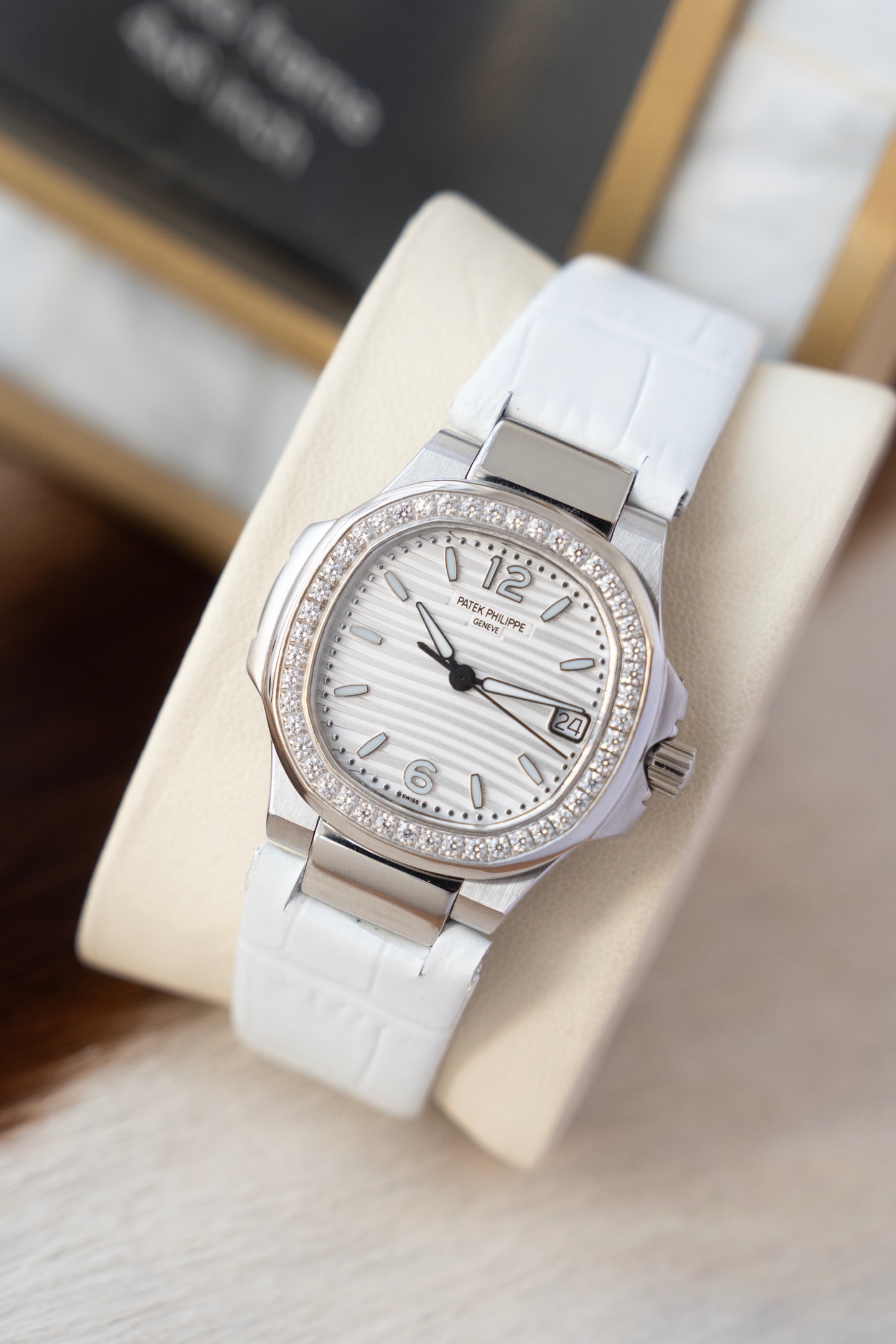 NO:689064,Unified 'Belts and steel belts can be purchased separately and interchanged.' Patek Philippe can pre-order real diamonds, the most beautiful Nautilus, and ultra-thin quartz women's watches!  Absolute goddess welfare!  You can’t buy the series for money!  Top quality original version without any difference. Size 32mm diameter, ceiling PP Nautilus series!  A total of 46 pieces are inlaid in the entire circle of the watch case. It is equipped with an imported quartz movement, which truly achieves 0 errors and 0 faults. You will have no worries when bringing it to yourself or giving it as a gift. The case material is made of 316 fine steel imported from Japan, and the sapphire glass. The watch body is 6.9 thick and truly as thin as a wing. The platinum and rose gold in the vacuum furnace of the entire watch will never fade. It is a masterpiece, the king of steel watches!  This Nautilus women's model not only has the elegant and sporty style of a men's watch, but also adds a bit of femininity, making women's watches more personalized and fashionable. It is also one of the most popular PP women's watches at the moment!  ,,patek philippe19860909统一 「皮带 钢带可以另外购买互换」 百达翡丽可预定真钻 最美鹦鹉螺.超薄石英女士腕表！绝对女神福利！花钱也买不到系列！顶级品质原版无差.尺寸32mm直径,.天花板PP鹦鹉螺系列！表壳整圈共镶嵌46粒.搭载进口石英机芯,真正做到0误差0故障,自带或送礼再无后顾之忧.表壳材质采用日本进口316精钢,蓝宝石玻璃、表身做到6.9厚度真正做到薄如蝉翼,整表真空炉内白金及玫瑰金永不掉色.堪称一绝,钢表之王！此款鹦鹉螺女款不仅拥有男表的优雅运动风格,还增加了几分柔美、使得女装腕表更加个性时尚,也是当下最热门的PP女士腕表之一！,,patek philippe,Watch