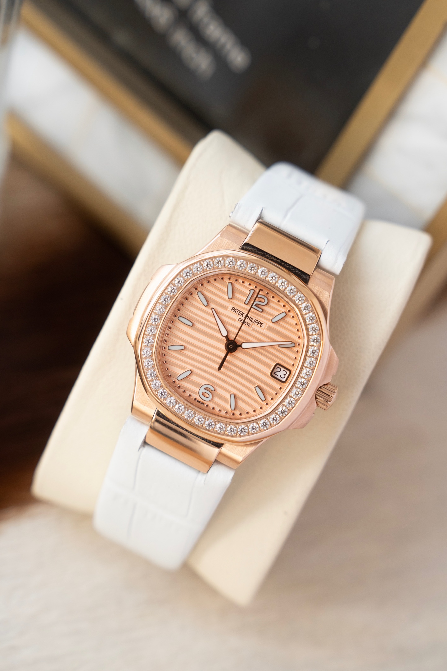 파텍필립 노틸러스 7010 쿼츠 초박형 화이트 다이얼 로즈골드 여성용 32mm 레플리카 44215