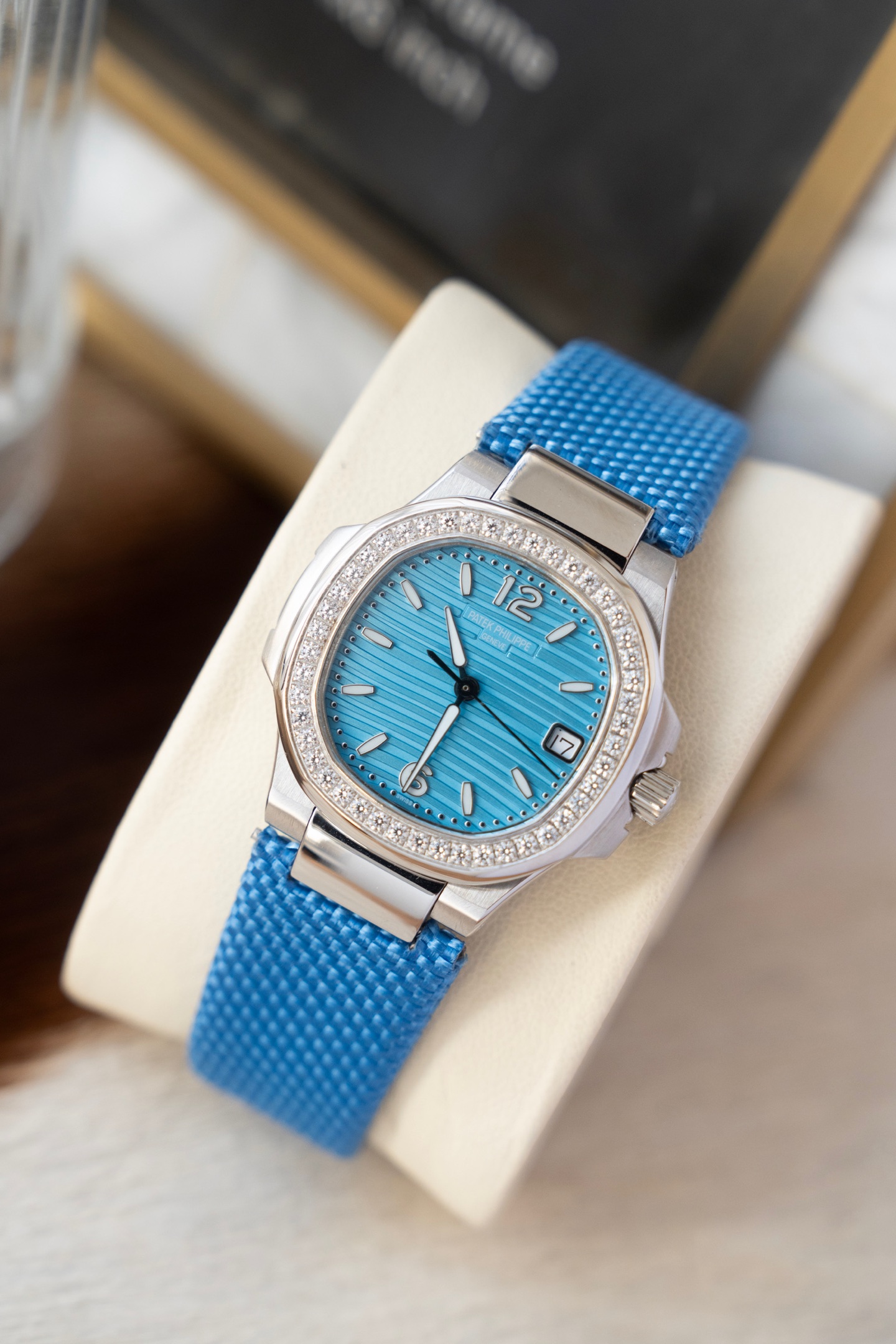 파텍필립 노틸러스 7010 쿼츠 초박형 화이트 다이얼 로즈골드 여성용 32mm 레플리카 44213
