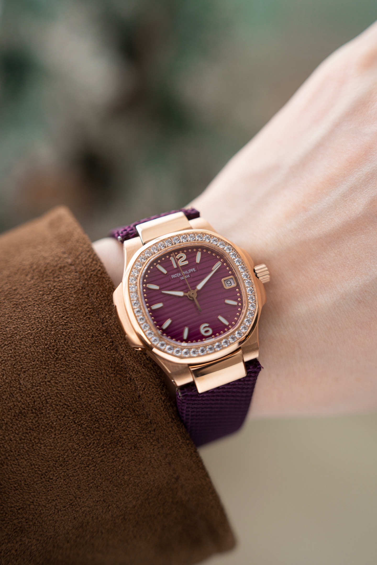 NO:689065,Wearing effect 'Belts and steel straps can be purchased and exchanged separately.' Patek Philippe can pre-order real diamonds, the most beautiful Nautilus, and ultra-thin quartz women's watches!  Absolute goddess welfare!  You can’t buy the series for money!  Top quality original version without any difference. Size 32mm diameter, ceiling PP Nautilus series!  A total of 46 pieces are inlaid in the entire circle of the watch case. It is equipped with an imported quartz movement, which truly achieves 0 errors and 0 faults. You will have no worries when bringing it to yourself or giving it as a gift. The case material is made of 316 fine steel imported from Japan, and the sapphire glass. The watch body is 6.9 thick and truly as thin as a wing. The platinum and rose gold in the vacuum furnace of the entire watch will never fade. It is a masterpiece, the king of steel watches!  This Nautilus women's model not only has the elegant and sporty style of a men's watch, but also adds a bit of femininity, making women's watches more personalized and fashionable. It is also one of the most popular PP women's watches at the moment!  ,,patek philippe19860909佩戴效果 「皮带 钢带可以另外购买互换」 百达翡丽可预定真钻 最美鹦鹉螺.超薄石英女士腕表！绝对女神福利！花钱也买不到系列！顶级品质原版无差.尺寸32mm直径,.天花板PP鹦鹉螺系列！表壳整圈共镶嵌46粒.搭载进口石英机芯,真正做到0误差0故障,自带或送礼再无后顾之忧.表壳材质采用日本进口316精钢,蓝宝石玻璃、表身做到6.9厚度真正做到薄如蝉翼,整表真空炉内白金及玫瑰金永不掉色.堪称一绝,钢表之王！此款鹦鹉螺女款不仅拥有男表的优雅运动风格,还增加了几分柔美、使得女装腕表更加个性时尚,也是当下最热门的PP女士腕表之一！,,patek philippe,Watch