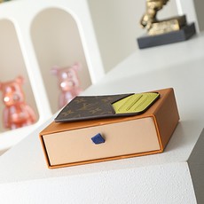 【顶级品质】M27771 黄LOUIS VUITTON Romy日本限定金色四叶草吊坠涂层帆布卡包女款柑 【顶级品质】M27771 黄LOUIS VUITTON Romy日本限定金色四叶草吊坠涂层帆布卡包女款柑