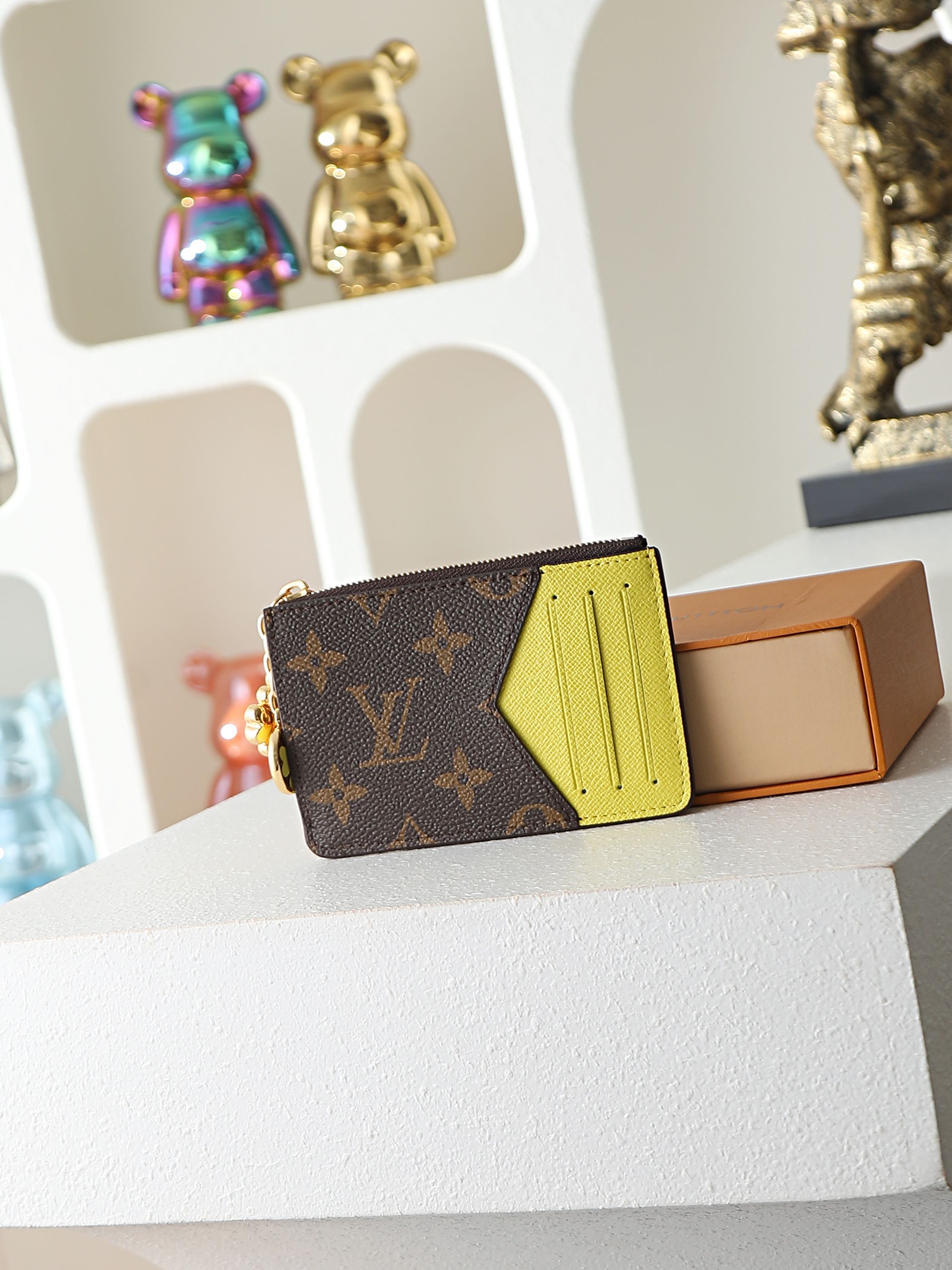 【顶级品质】M27771 黄LOUIS VUITTON Romy日本限定金色四叶草吊坠涂层帆布卡包女款柑