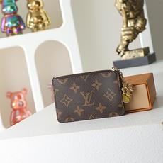 【顶级品质】M27771 黄LOUIS VUITTON Romy日本限定金色四叶草吊坠涂层帆布卡包女款柑 【顶级品质】M27771 黄LOUIS VUITTON Romy日本限定金色四叶草吊坠涂层帆布卡包女款柑