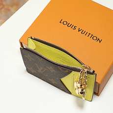 【顶级品质】M27771 黄LOUIS VUITTON Romy日本限定金色四叶草吊坠涂层帆布卡包女款柑 【顶级品质】M27771 黄LOUIS VUITTON Romy日本限定金色四叶草吊坠涂层帆布卡包女款柑