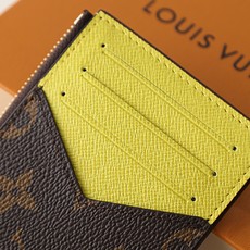 【顶级品质】M27771 黄LOUIS VUITTON Romy日本限定金色四叶草吊坠涂层帆布卡包女款柑 【顶级品质】M27771 黄LOUIS VUITTON Romy日本限定金色四叶草吊坠涂层帆布卡包女款柑