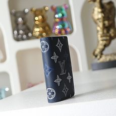 【顶级品质】M29135 深蓝单格影子皮革呈现运动感的“Posh组织者”。采用三重丝网印刷技术,采用渐变 【顶级品质】M29135 深蓝单格影子皮革呈现运动感的“Posh组织者”。采用三重丝网印刷技术,采用渐变