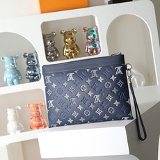 【顶级品质】M28913 蓝主体采用 Monogram Shadow 牛皮革,通过三重丝印工艺呈现渐变效 【顶级品质】M28913 蓝主体采用 Monogram Shadow 牛皮革,通过三重丝印工艺呈现渐变效