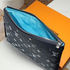 【顶级品质】M28913 蓝主体采用 Monogram Shadow 牛皮革,通过三重丝印工艺呈现渐变效 【顶级品质】M28913 蓝主体采用 Monogram Shadow 牛皮革,通过三重丝印工艺呈现渐变效