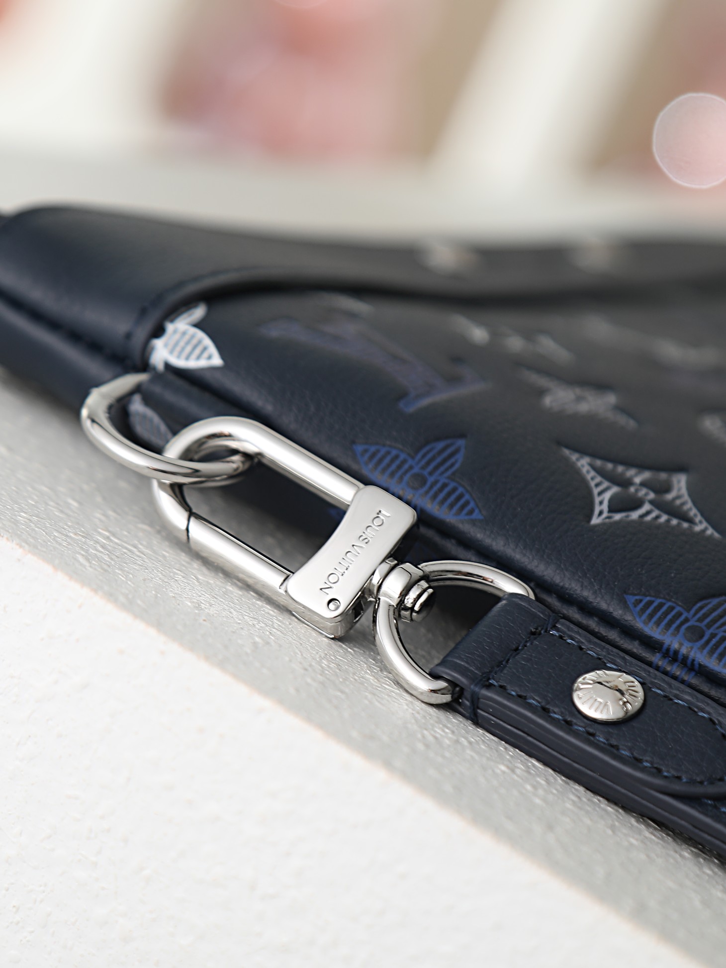 【顶级品质】M28913 蓝主体采用 Monogram Shadow 牛皮革,通过三重丝印工艺呈现渐变效 【顶级品质】M28913 蓝主体采用 Monogram Shadow 牛皮革,通过三重丝印工艺呈现渐变效
