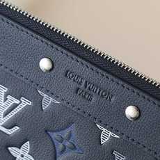 【顶级品质】M28913 蓝主体采用 Monogram Shadow 牛皮革,通过三重丝印工艺呈现渐变效 【顶级品质】M28913 蓝主体采用 Monogram Shadow 牛皮革,通过三重丝印工艺呈现渐变效