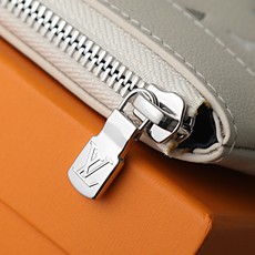 【顶级品质】M28913 白主体采用 Monogram Shadow 牛皮革,通过三重丝印工艺呈现渐变效 【顶级品质】M28913 白主体采用 Monogram Shadow 牛皮革,通过三重丝印工艺呈现渐变效