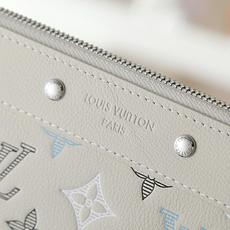 【顶级品质】M28913 白主体采用 Monogram Shadow 牛皮革,通过三重丝印工艺呈现渐变效 【顶级品质】M28913 白主体采用 Monogram Shadow 牛皮革,通过三重丝印工艺呈现渐变效