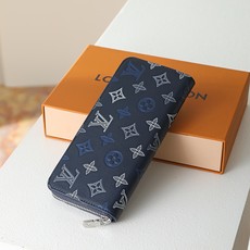 【顶级品质】M28777 深蓝为旅行增添运动优雅的单格影子皮革“Couvertère Passport” 【顶级品质】M28777 深蓝为旅行增添运动优雅的单格影子皮革“Couvertère Passport”