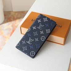 【顶级品质】M61697 深蓝主体采用 Monogram Shadow 牛皮革,通过三重丝印工艺呈现渐变 【顶级品质】M61697 深蓝主体采用 Monogram Shadow 牛皮革,通过三重丝印工艺呈现渐变