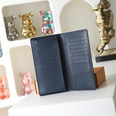 【顶级品质】M61697 深蓝主体采用 Monogram Shadow 牛皮革,通过三重丝印工艺呈现渐变 【顶级品质】M61697 深蓝主体采用 Monogram Shadow 牛皮革,通过三重丝印工艺呈现渐变