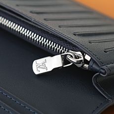 【顶级品质】M61697 深蓝主体采用 Monogram Shadow 牛皮革,通过三重丝印工艺呈现渐变 【顶级品质】M61697 深蓝主体采用 Monogram Shadow 牛皮革,通过三重丝印工艺呈现渐变