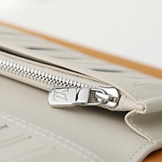 【顶级品质】M61697 白色主体采用 Monogram Shadow 牛皮革,通过三重丝印工艺呈现渐变 【顶级品质】M61697 白色主体采用 Monogram Shadow 牛皮革,通过三重丝印工艺呈现渐变