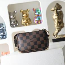 【顶级品质】 M58009 啡格 本款Mini Pochette Accessoires手拿包采用柔软Monogram帆 【顶级品质】 M58009 啡格 本款Mini Pochette Accessoires手拿包采用柔软Monogram帆
