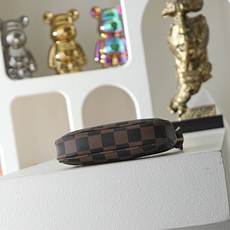 【顶级品质】 M58009 啡格 本款Mini Pochette Accessoires手拿包采用柔软Monogram帆 【顶级品质】 M58009 啡格 本款Mini Pochette Accessoires手拿包采用柔软Monogram帆